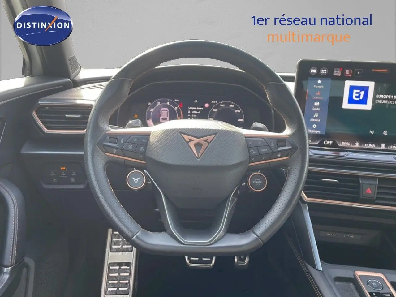 Vue intérieure centrée sur le volant cuir noir du CUPRA Formentor 2.0 TDI 150CH avec tableau de bord digital et écran tactile.