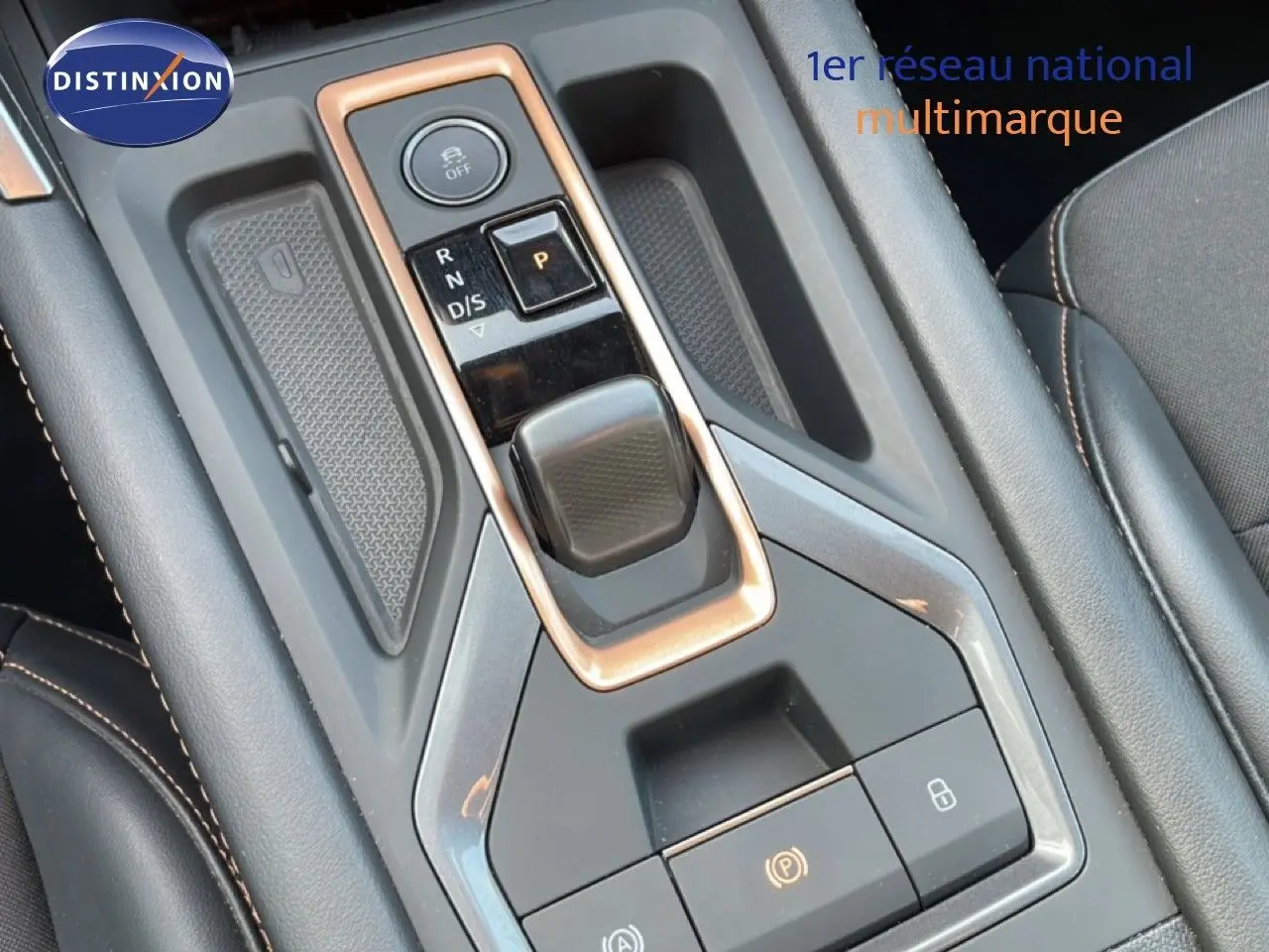 Gros plan sur la console centrale noire avec levier de vitesse et boutons de la CUPRA Formentor 2.0 TDI 150CH DSG 2025.