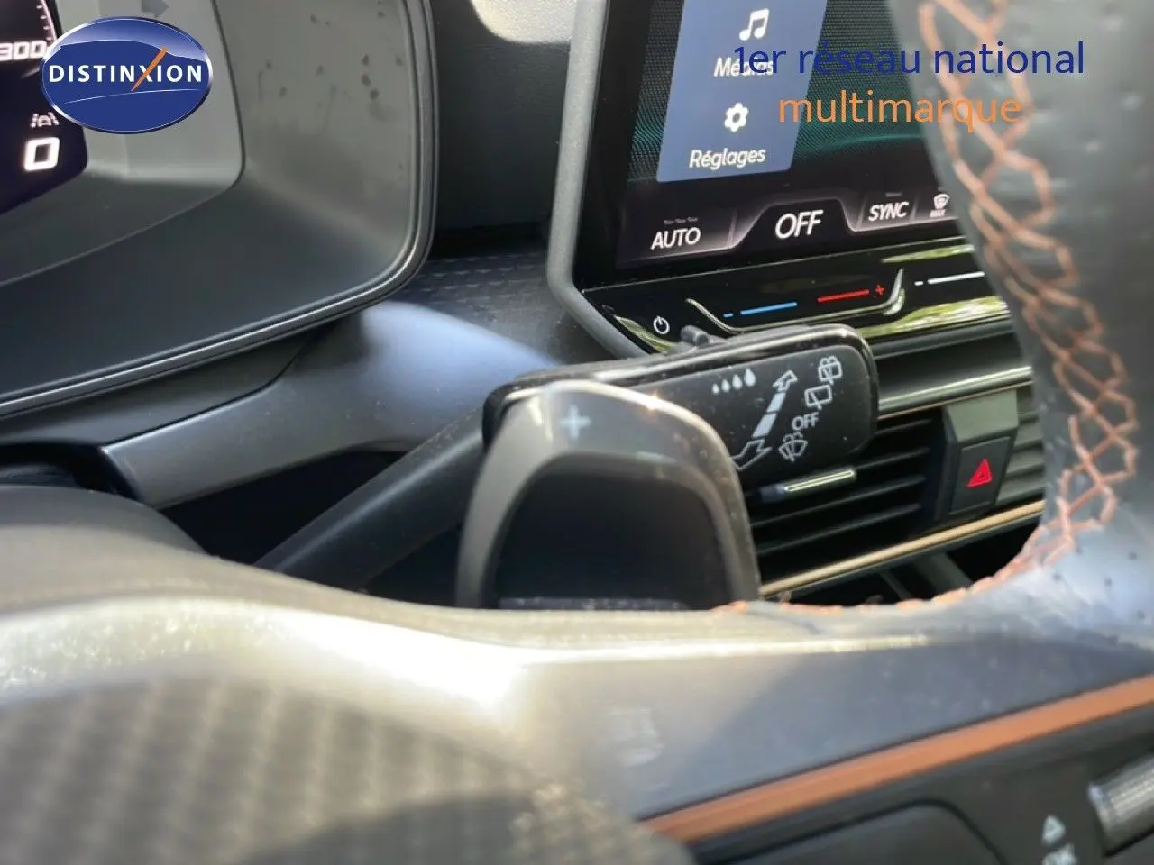 Gros plan sur la commande de clignotant et partie du tableau de bord du CUPRA Formentor 2.0 TDI 150CH DSG, intérieur noir.
