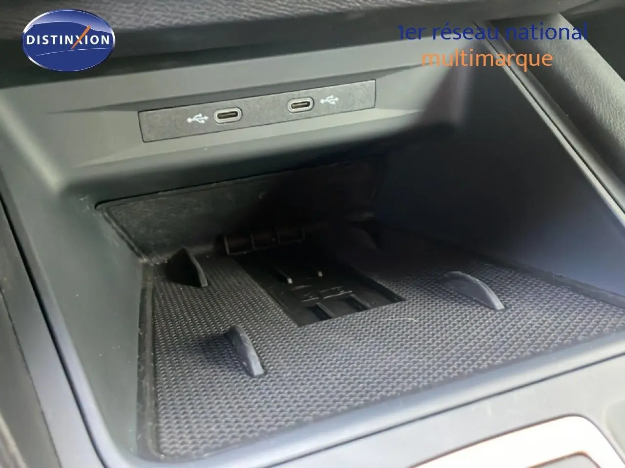 Gros plan sur la console centrale du CUPRA Formentor 2025, montrant les ports USB et un espace de rangement noir.