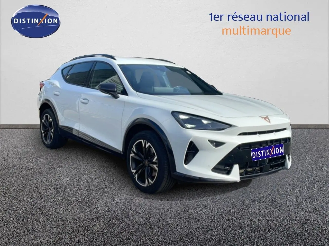 SUV CUPRA Formentor blanc neige métal en 3/4 avant droit avec jantes noires et détails noirs contrastants.