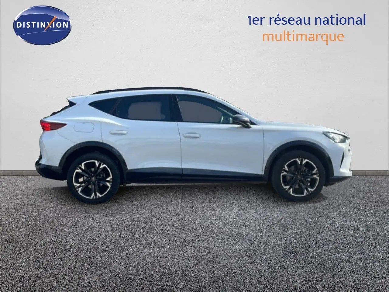 Profil droit du CUPRA Formentor 2.0 TDI 150ch blanc neige métal avec jantes noires bicolores et vitres teintées.