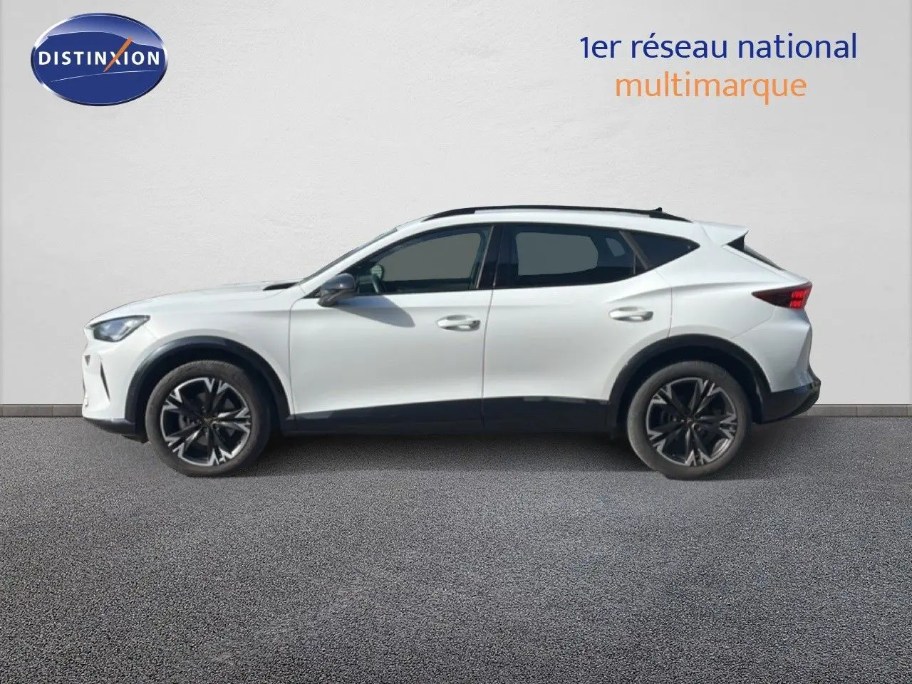 Vue latérale droite d'un CUPRA Formentor blanc neige métal, soulignant ses jantes noires et son design dynamique.