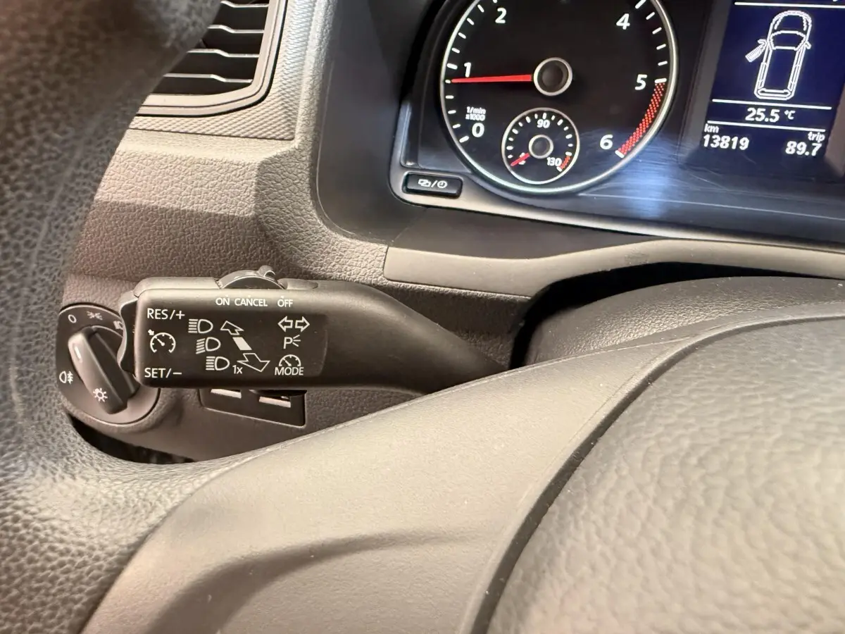 Gros plan intérieur sur le volant et le combiné d'instruments du Volkswagen Caddy 2.0 TDI noir de 2019.