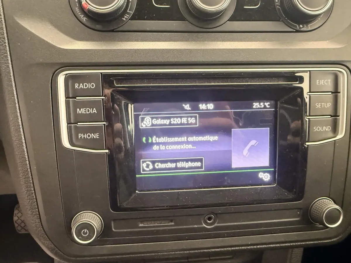 Vue rapprochée de l’écran tactile multimédia du Volkswagen Caddy 2019 avec boutons physiques autour.
