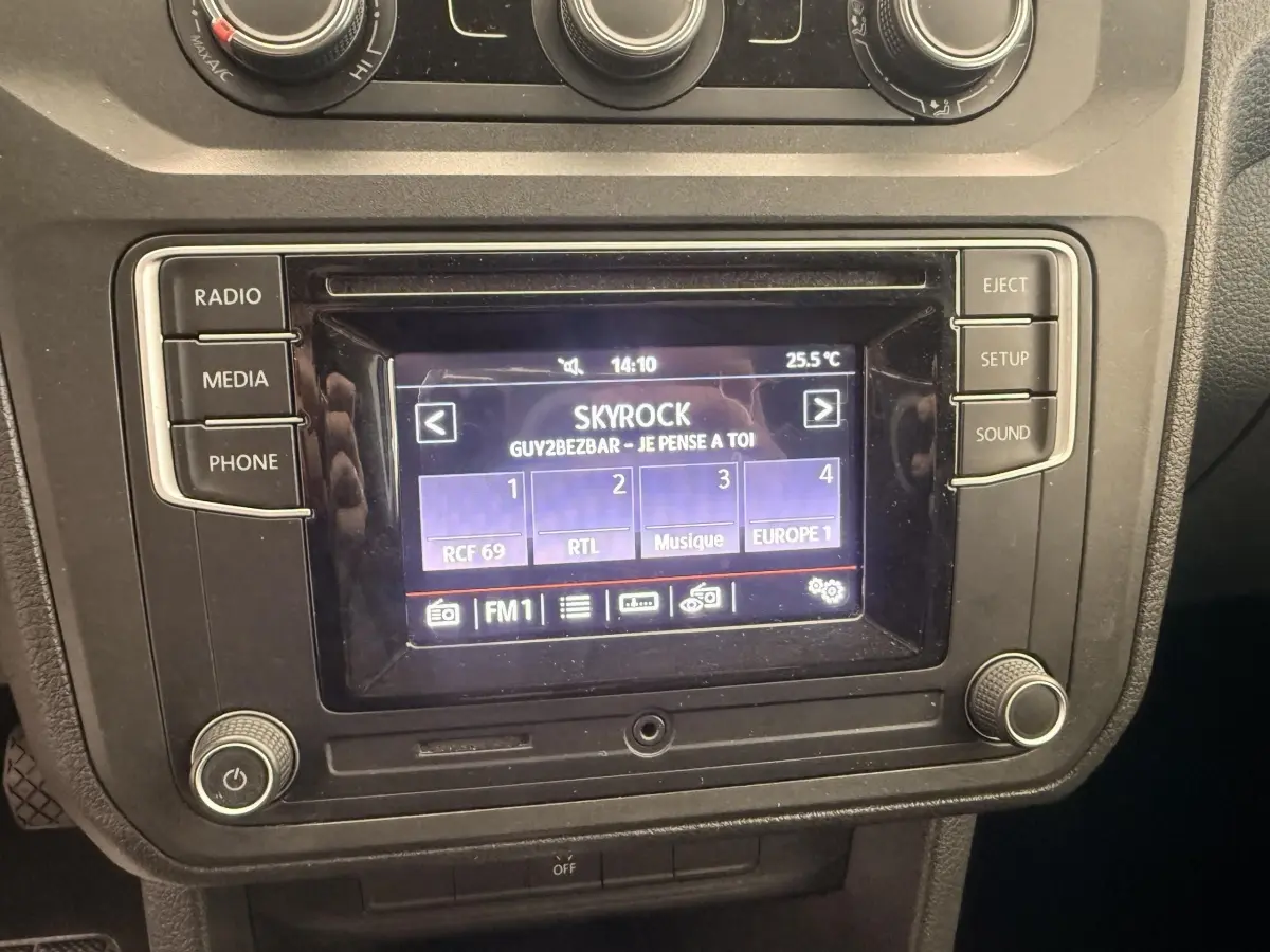 Vue rapprochée de l’écran tactile multimédia du Volkswagen Caddy noir, affichant la radio Skyrock.