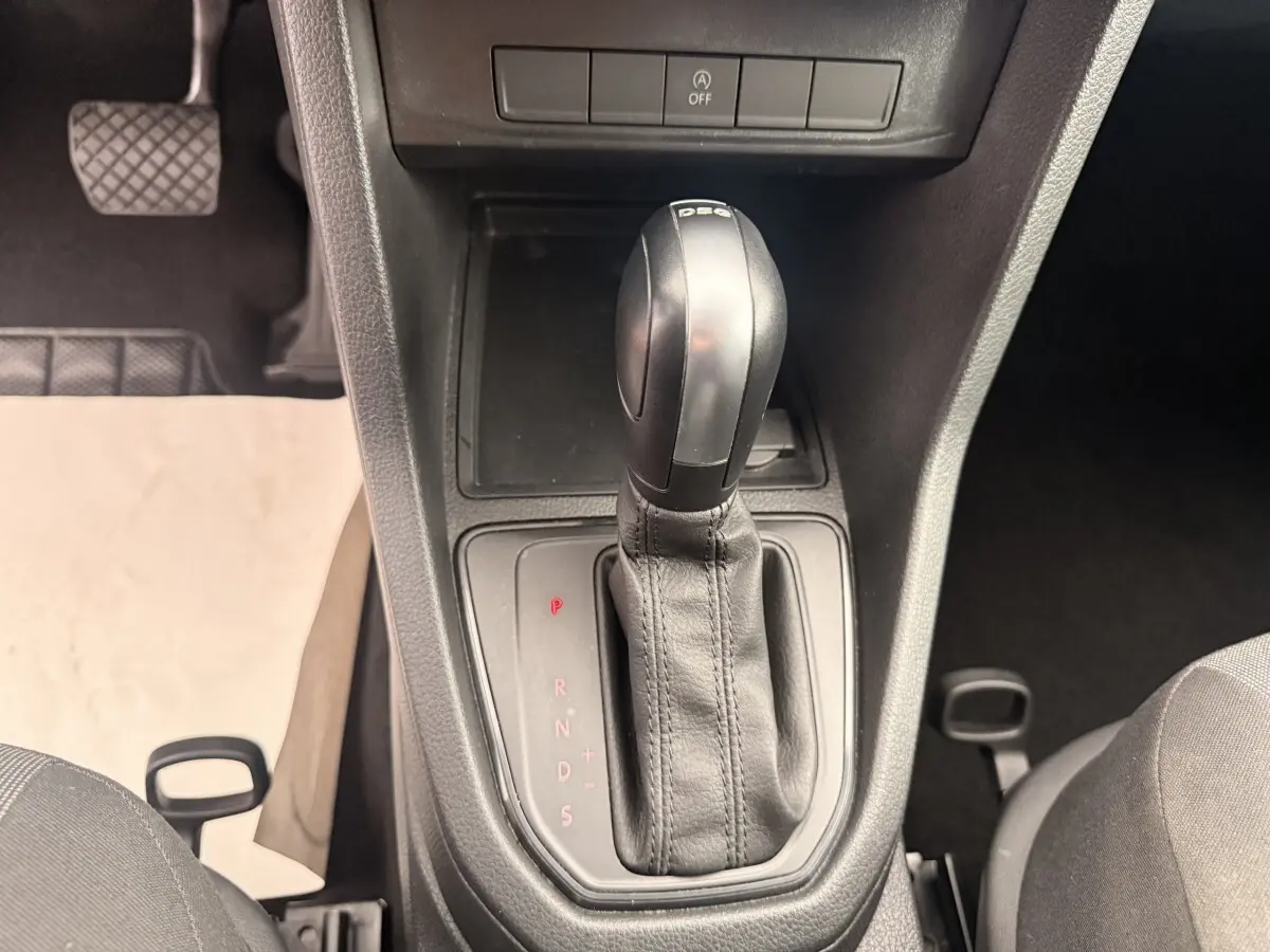 Gros plan sur le levier de vitesses DSG noir de la Volkswagen Caddy 2019, intérieur sombre avec pédale visible à gauche.
