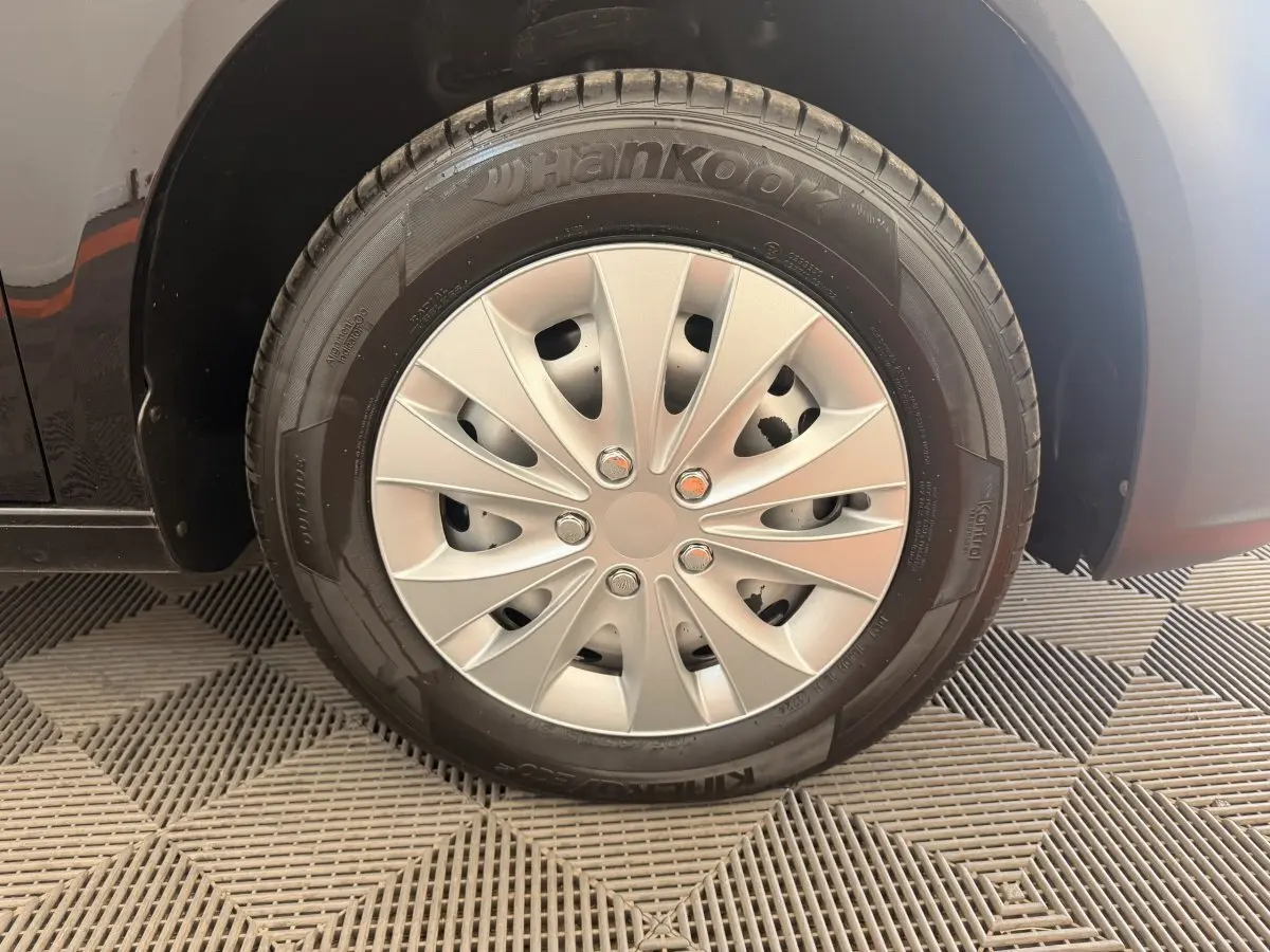 Gros plan sur la roue avant droite du Volkswagen Caddy noir 2019 avec jante acier et pneu Hankook.