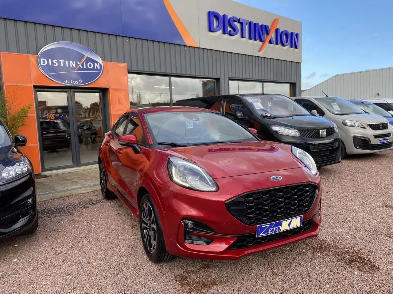 Ford Puma rouge Fantastic en 3/4 avant droit avec jantes alliage noires et calandre noire hexagonale.