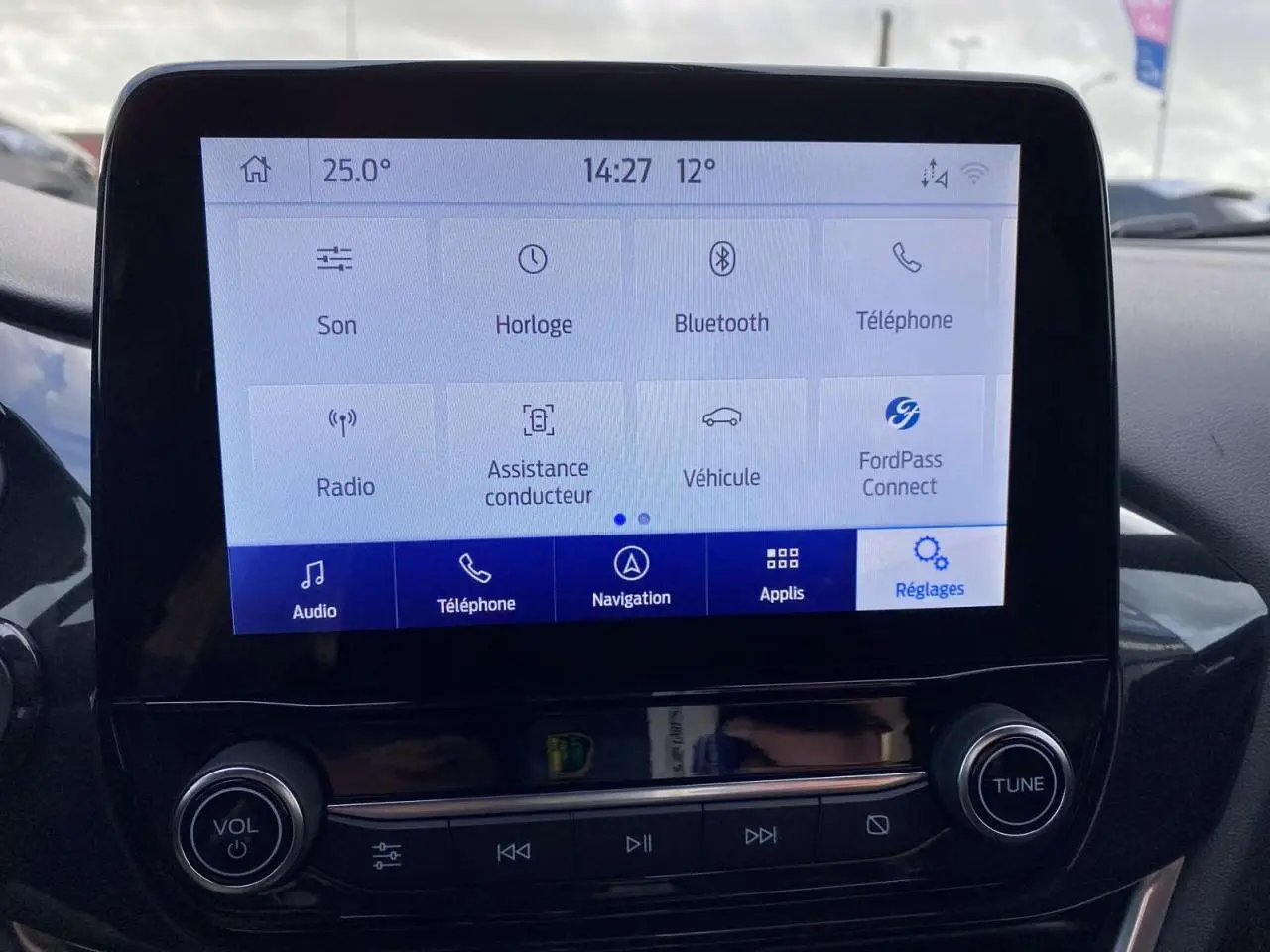 Écran tactile central du Ford Puma rouge Fantastic 2022 affichant les réglages audio et navigation.