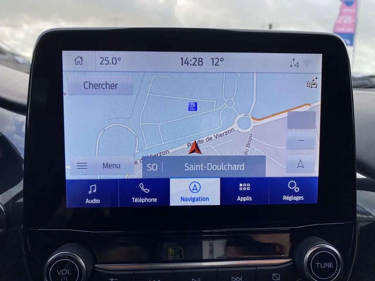 Écran tactile central du Ford Puma 2022 affichant la navigation sur Saint-Doulchard avec interface moderne.