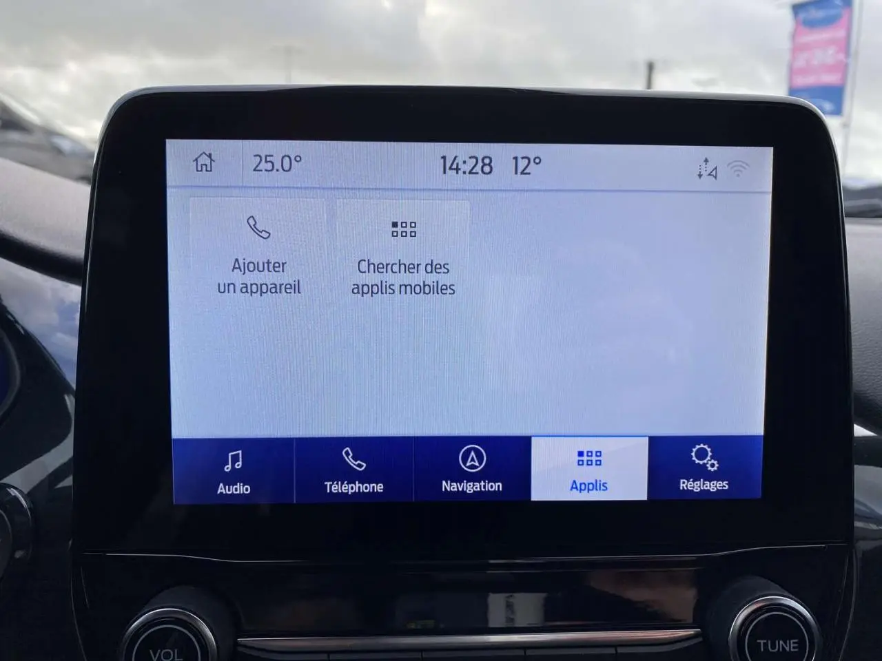 Écran tactile central du Ford Puma 2022 affichant les options de connexion et navigation dans un intérieur moderne.