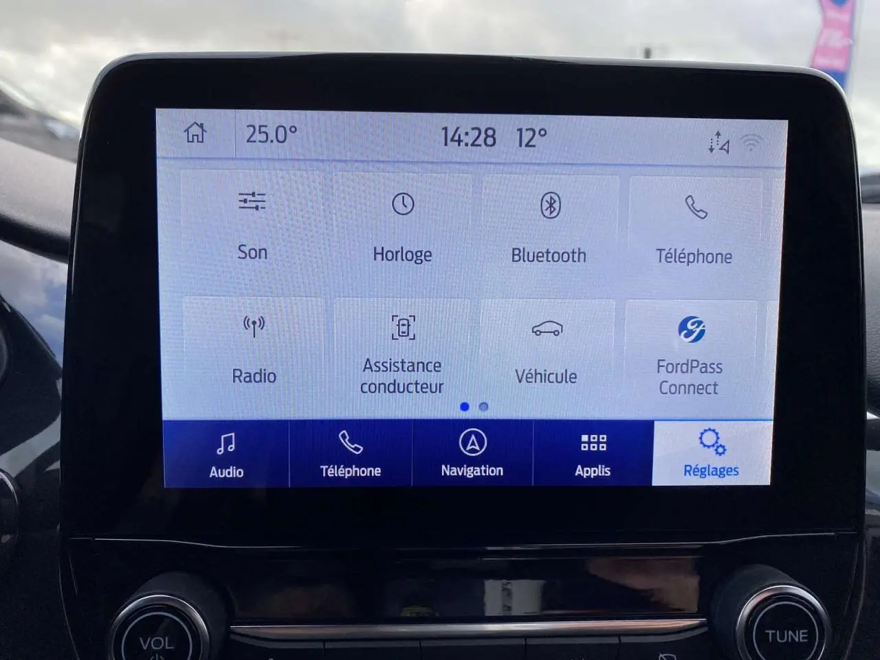 Écran tactile central du Ford Puma 2022 affichant les réglages et options de connectivité dans l'habitacle.