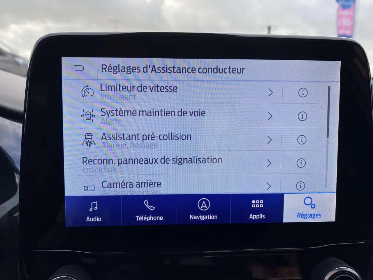 Écran tactile intérieur du Ford Puma 2022 affichant les réglages d'assistance conducteur et navigation.
