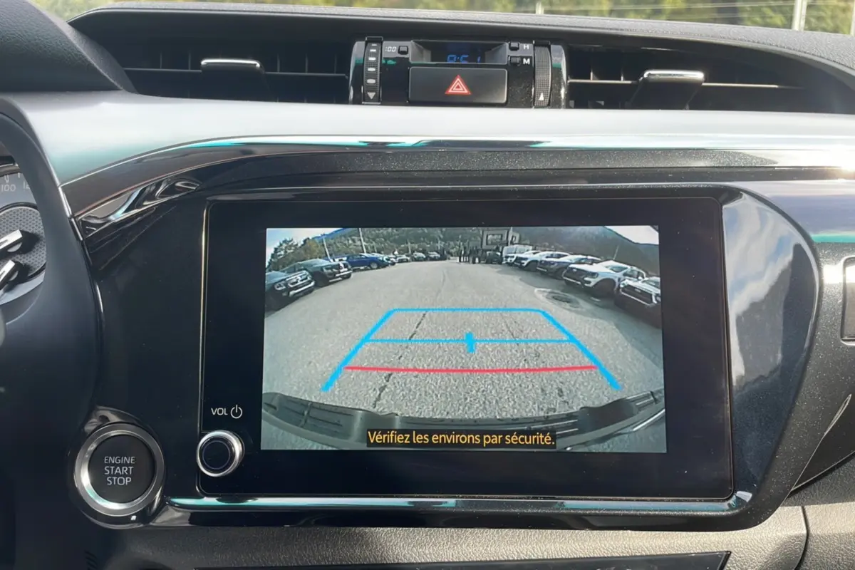 Vue intérieure sur l'écran de recul du Toyota Hilux 4x4 2025, affichant la caméra arrière avec lignes de guidage.