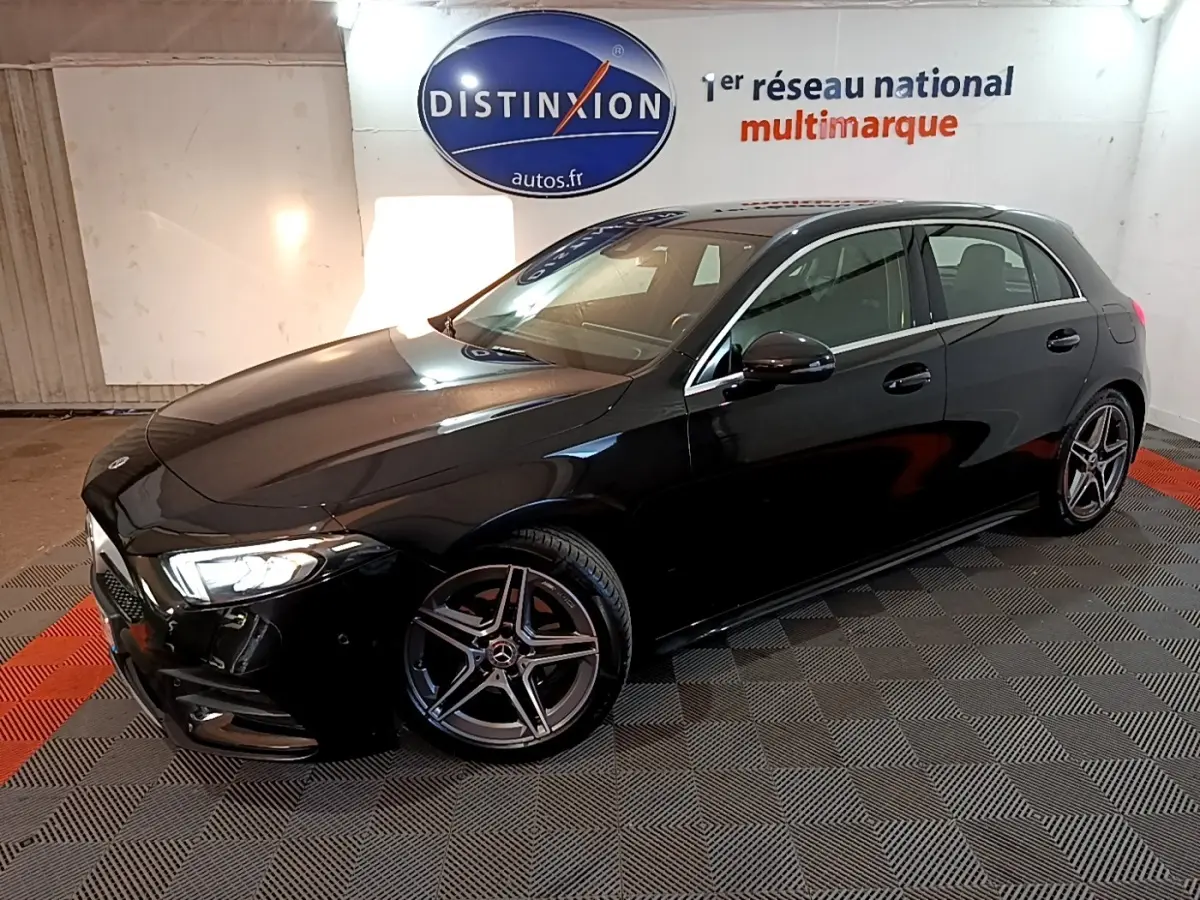 Mercedes Classe A 200 AMG Line noire vue en 3/4 avant droit, avec jantes alliage et phares LED allumés.