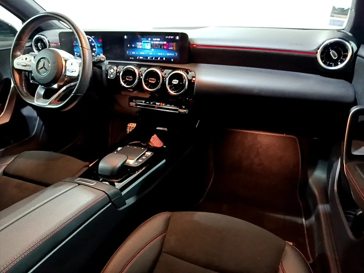 Intérieur noir de la Mercedes Classe A 200 AMG Line 2021, vue de face côté conducteur avec tableau de bord numérique.