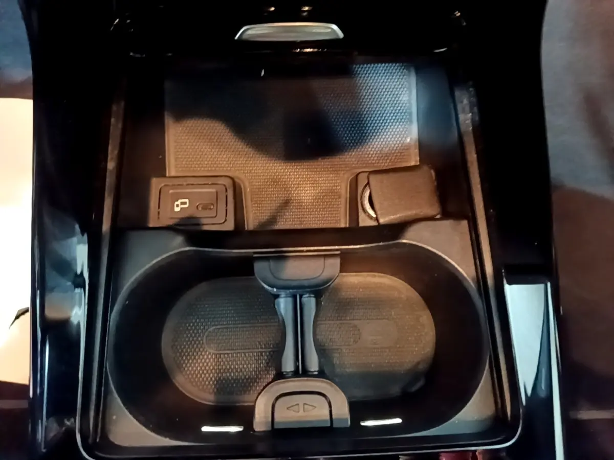 Vue plongeante sur la console centrale noire de la Mercedes Classe A 200 AMG Line, avec porte-gobelets et prise USB visible.