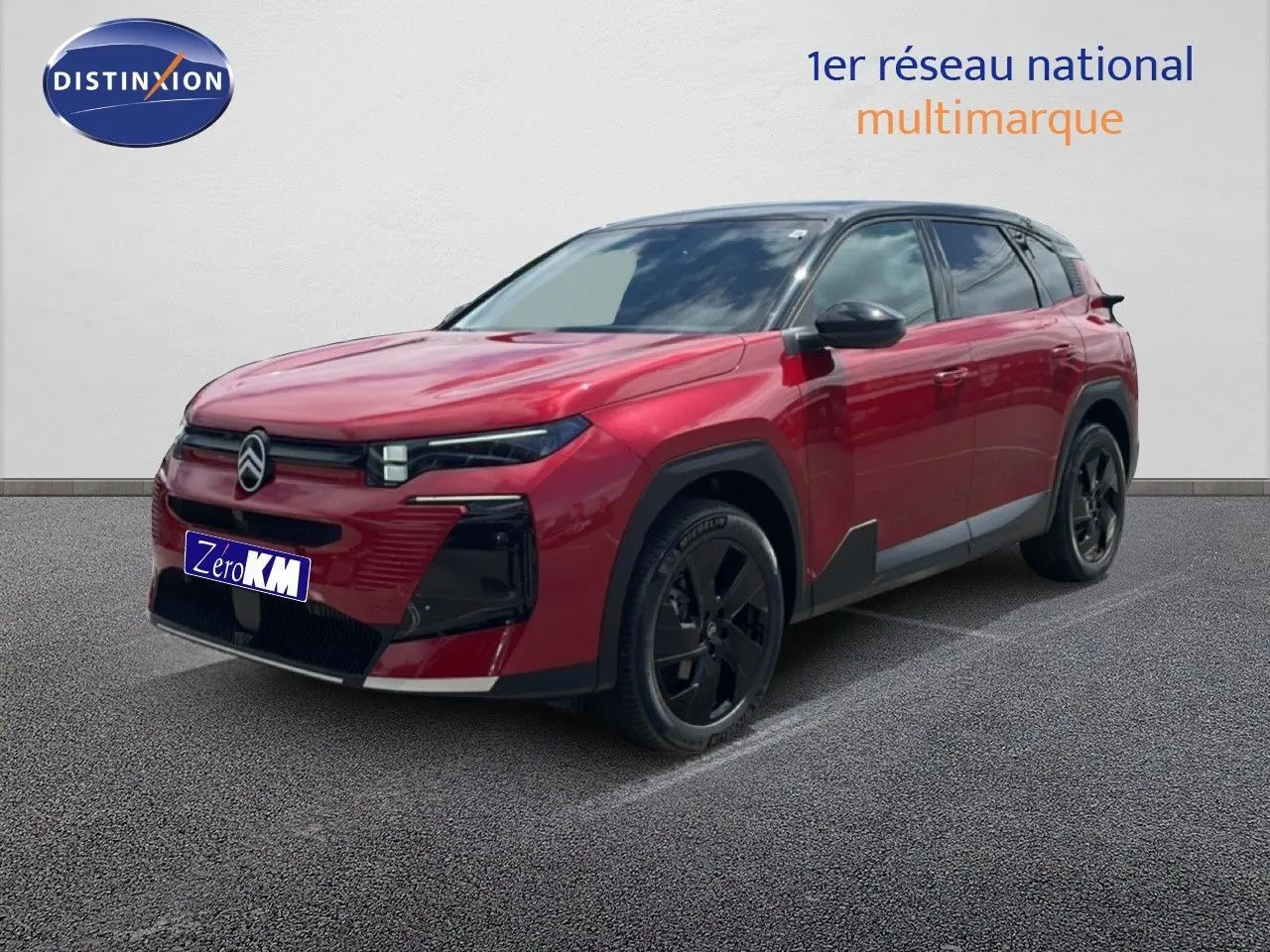 Vue 3/4 avant droite d'un Citroën C5 Aircross Hybrid rouge rubis métallisé avec jantes noires et détails noirs contrastants.