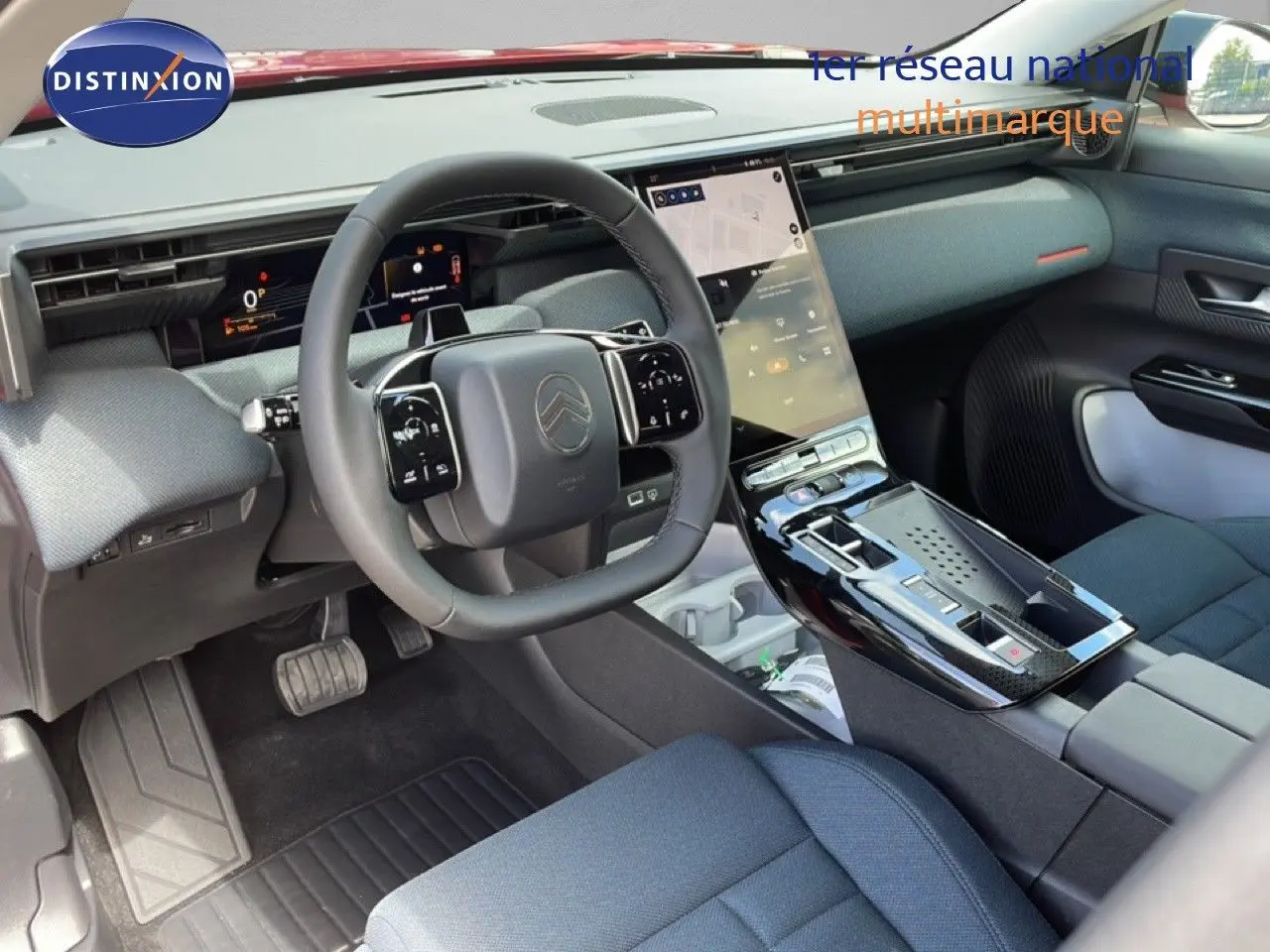 Vue intérieure du poste de conduite du Citroën C5 Aircross Hybrid, avec volant multifonction et écran tactile vertical.