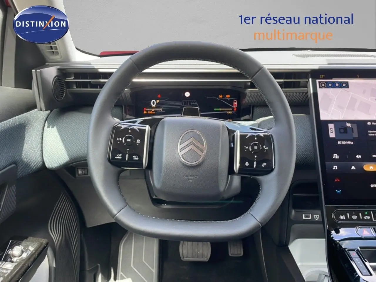 Vue intérieure centrée sur le volant cuir du Citroën C5 Aircross Hybrid, avec tableau de bord numérique et écran tactile.