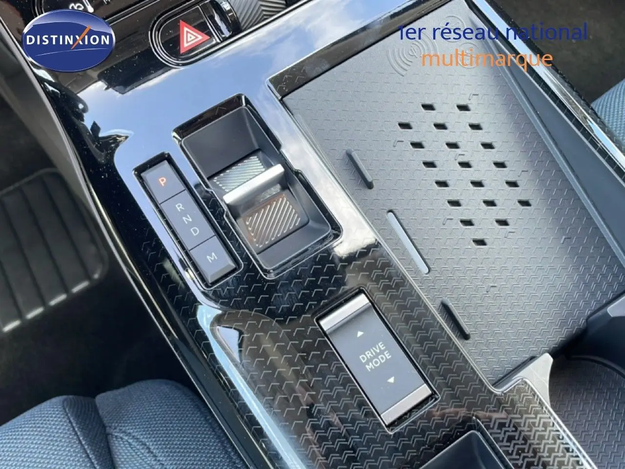 Gros plan sur la console centrale noire brillante du Citroën C5 Aircross Hybrid avec sélecteur de boîte automatique et bouton Drive Mode.
