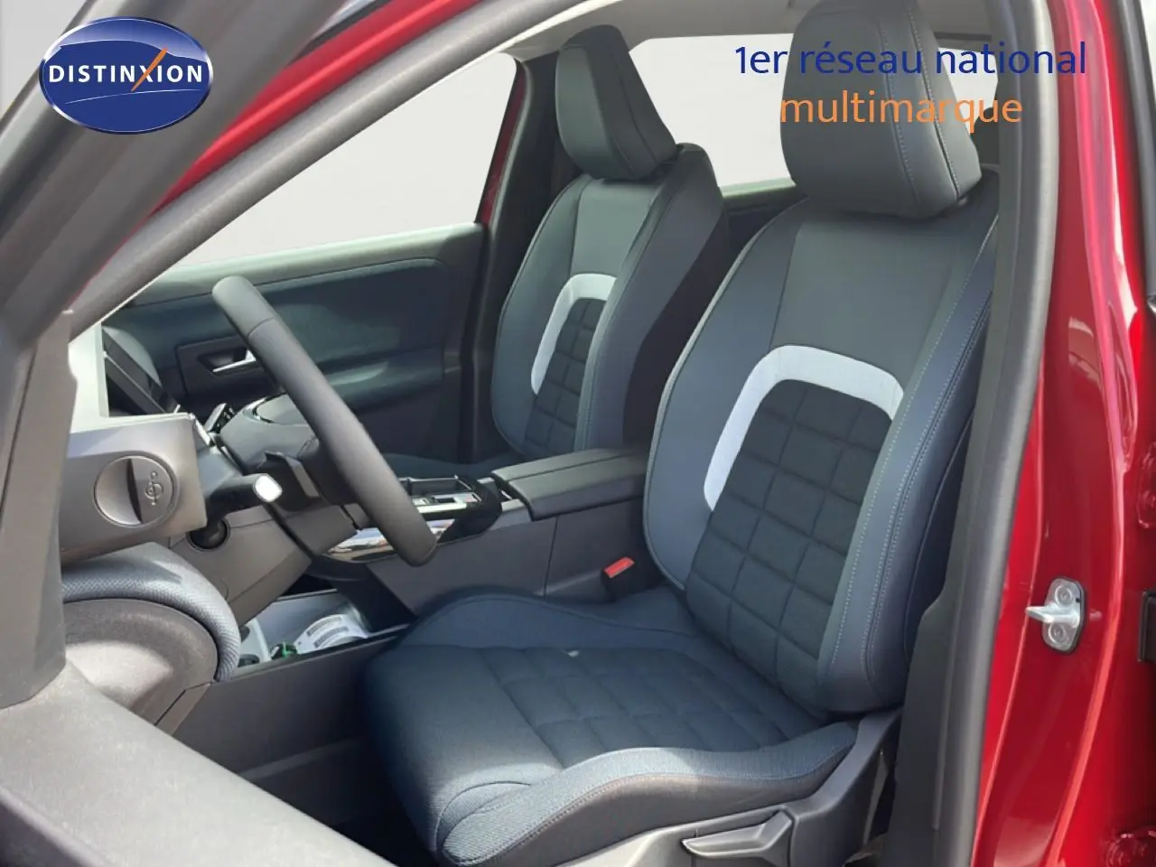 Vue intérieure côté conducteur du Citroën C5 Aircross Hybrid rouge rubis, sièges tissu noir avec inserts gris clair.