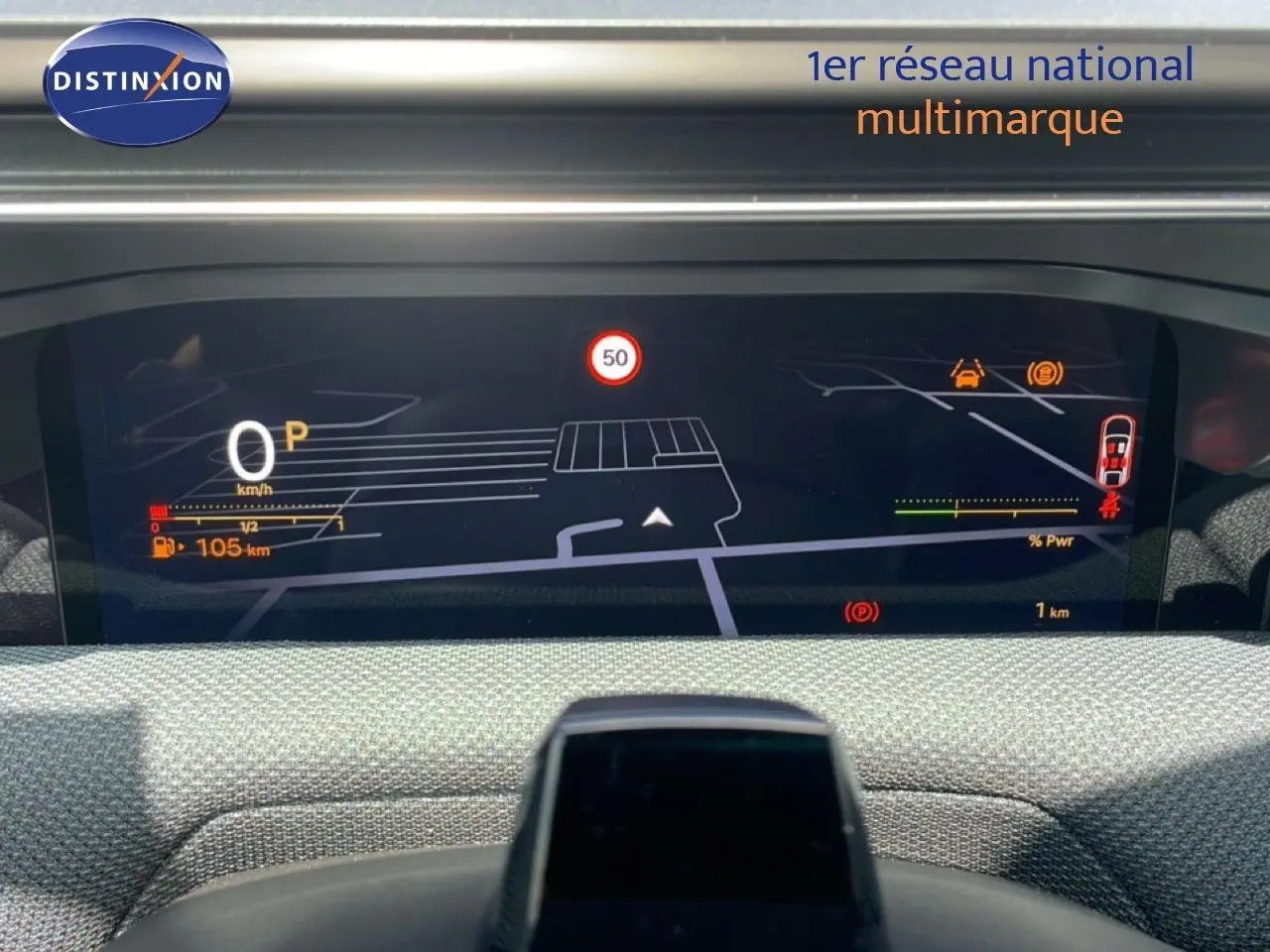 Tableau de bord numérique du Citroën C5 Aircross Hybrid rouge rubis, affichant la navigation et l'état du véhicule.