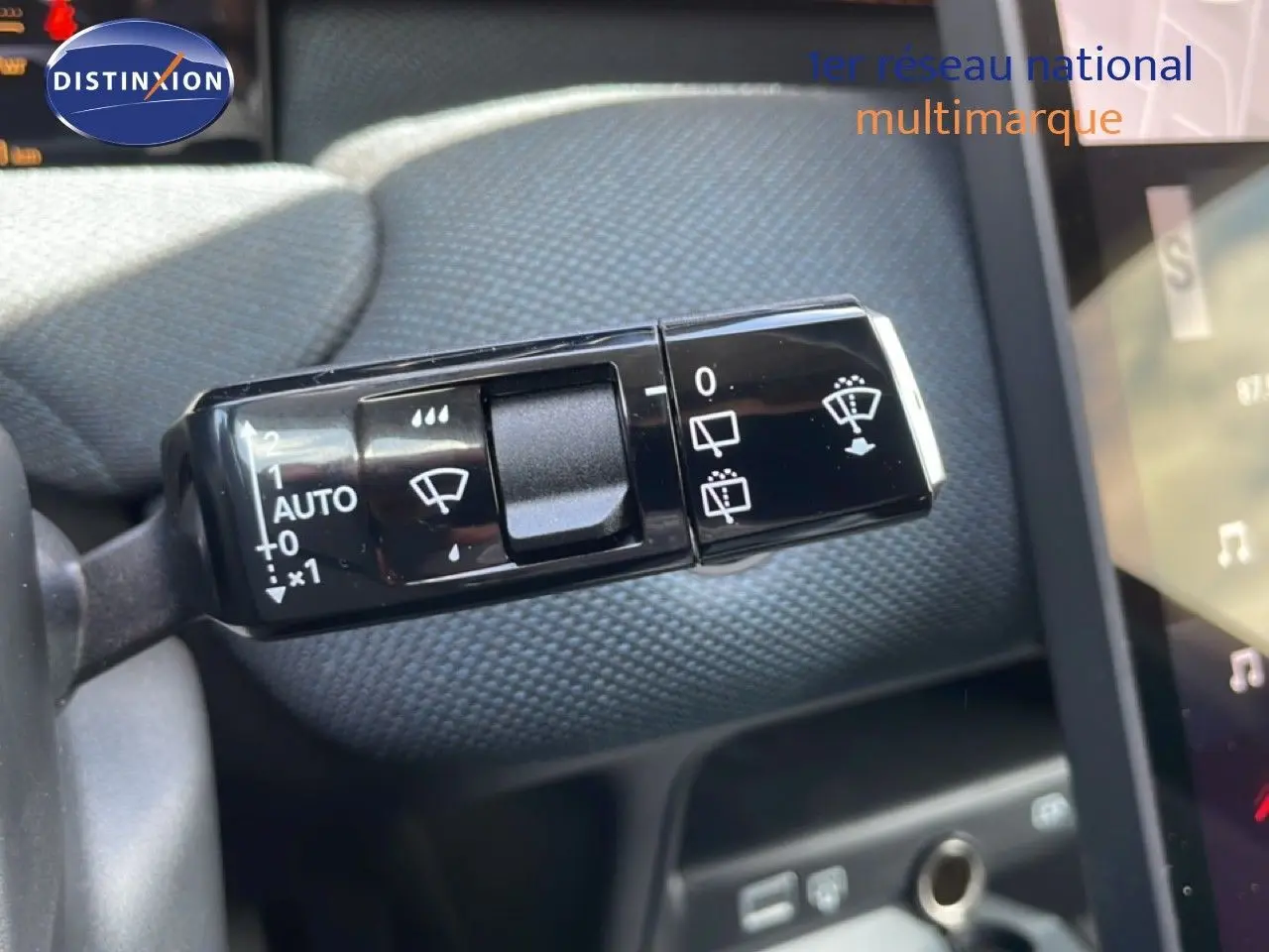 Gros plan sur la commande d’essuie-glace du Citroën C5 Aircross Hybrid 145ch, intérieur tissu gris.