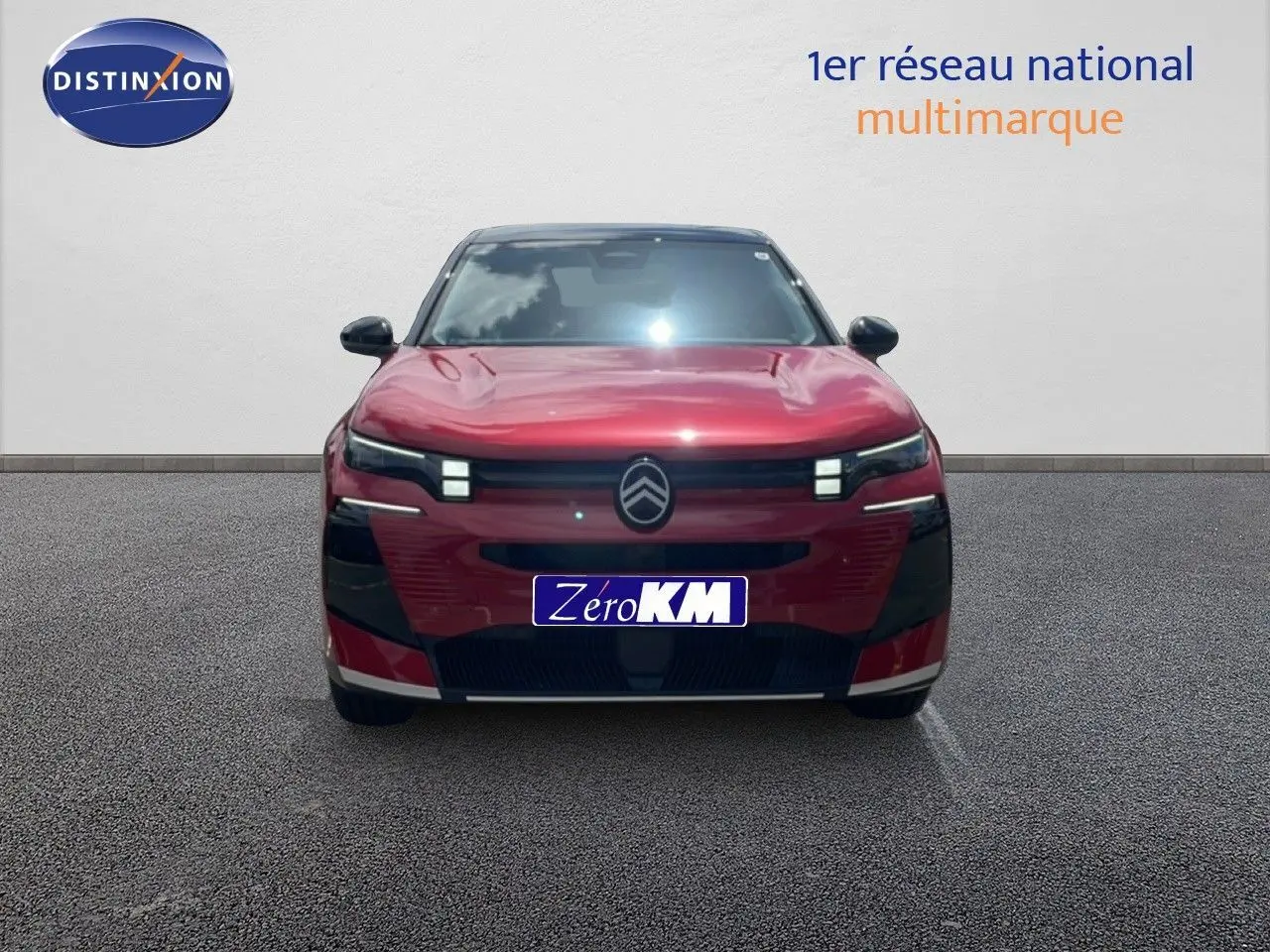 Vue frontale d'un Citroën C5 Aircross Hybrid rouge rubis métal avec calandre noire et feux LED distinctifs.