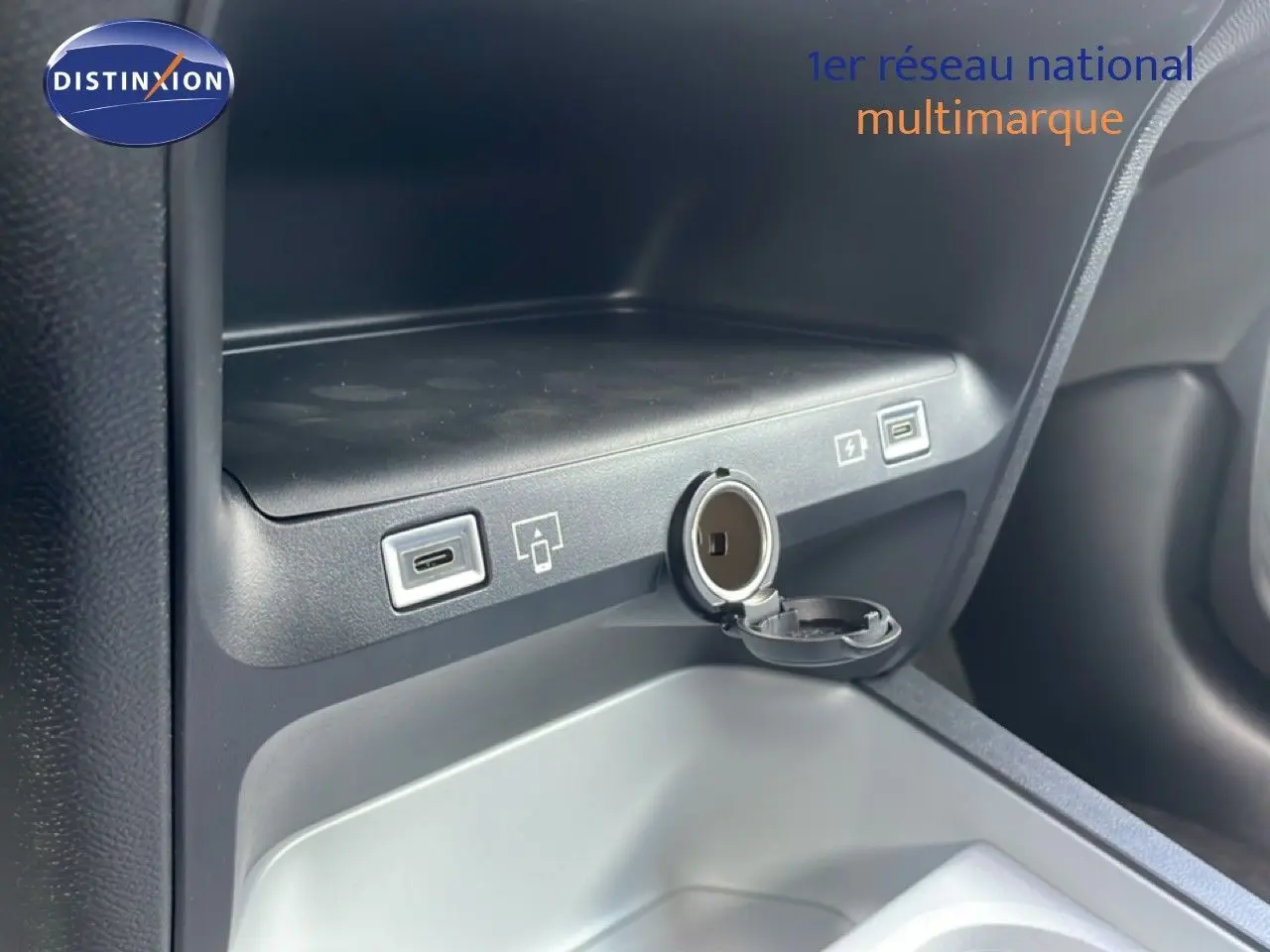Prise USB-C et allume-cigare ouverts dans la console centrale d’un Citroën C5 Aircross Hybrid rouge rubis.
