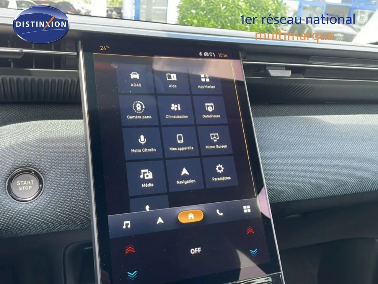 Vue intérieure du tableau de bord du Citroën C5 Aircross Hybrid avec écran tactile central et bouton Start/Stop.