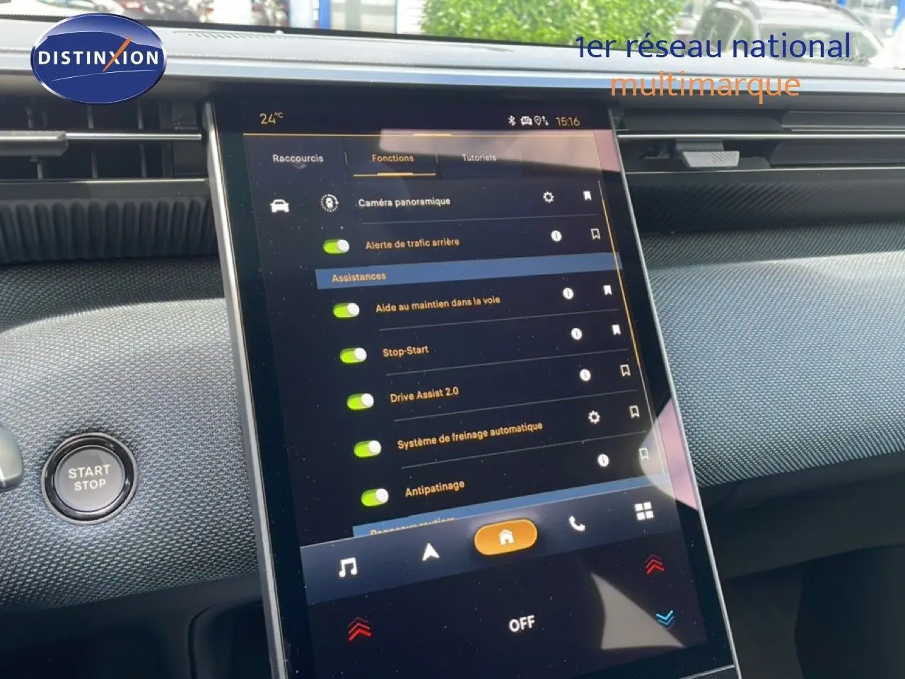 Écran tactile central du tableau de bord du Citroën C5 Aircross Hybrid rouge, affichant les options d’assistance à la conduite.