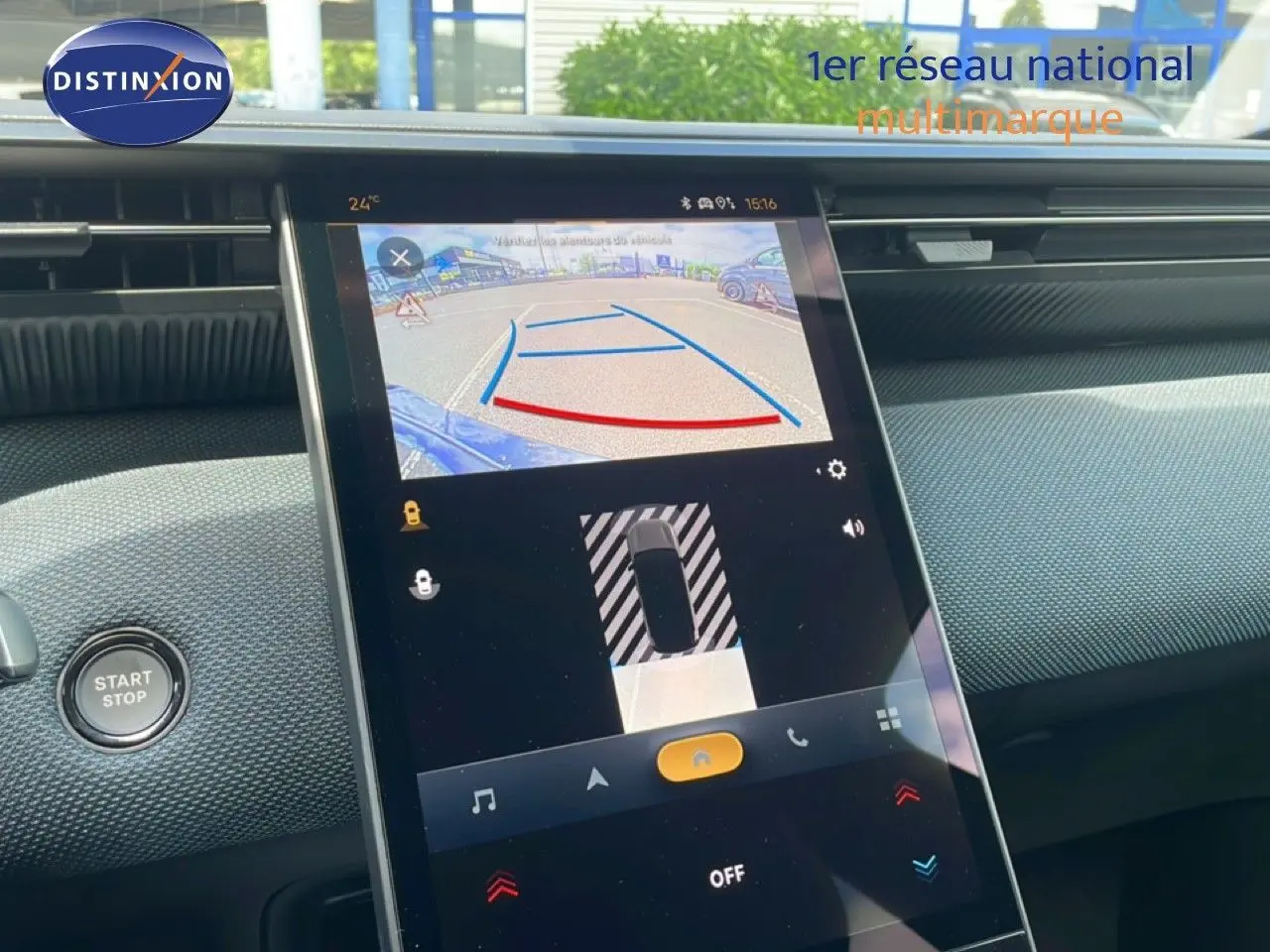 Écran tactile central affichant la caméra de recul dans l’habitacle d’une Citroën C5 Aircross rouge rubis.
