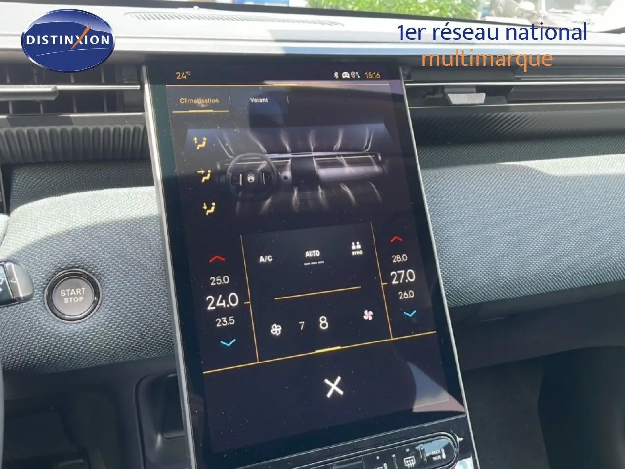 Écran tactile central de la Citroën C5 Aircross Hybrid rouge rubis, affichant les réglages de climatisation intérieure.