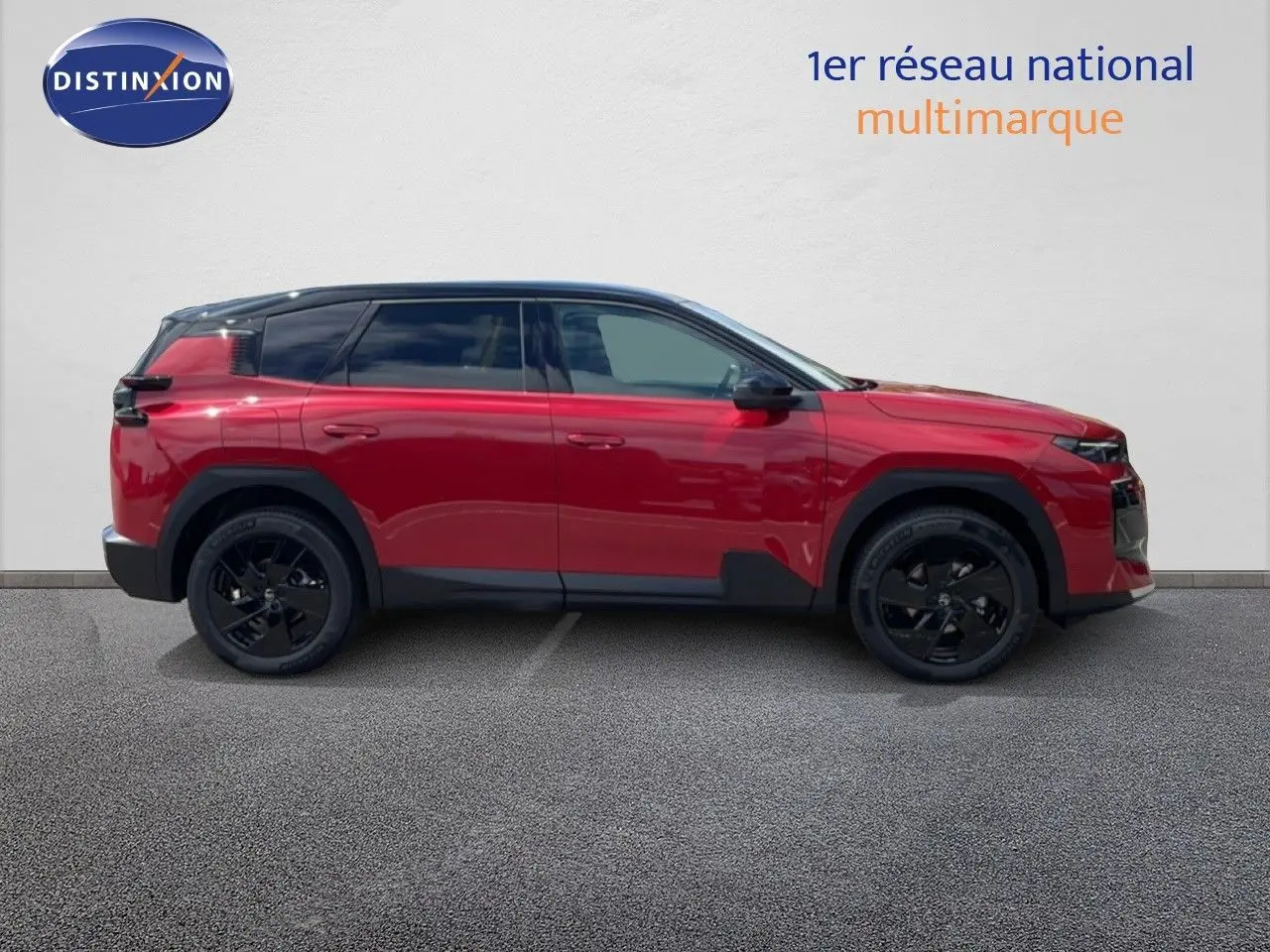 Vue de profil côté gauche d'un Citroën C5 Aircross Hybrid rouge rubis avec toit noir et jantes noires.