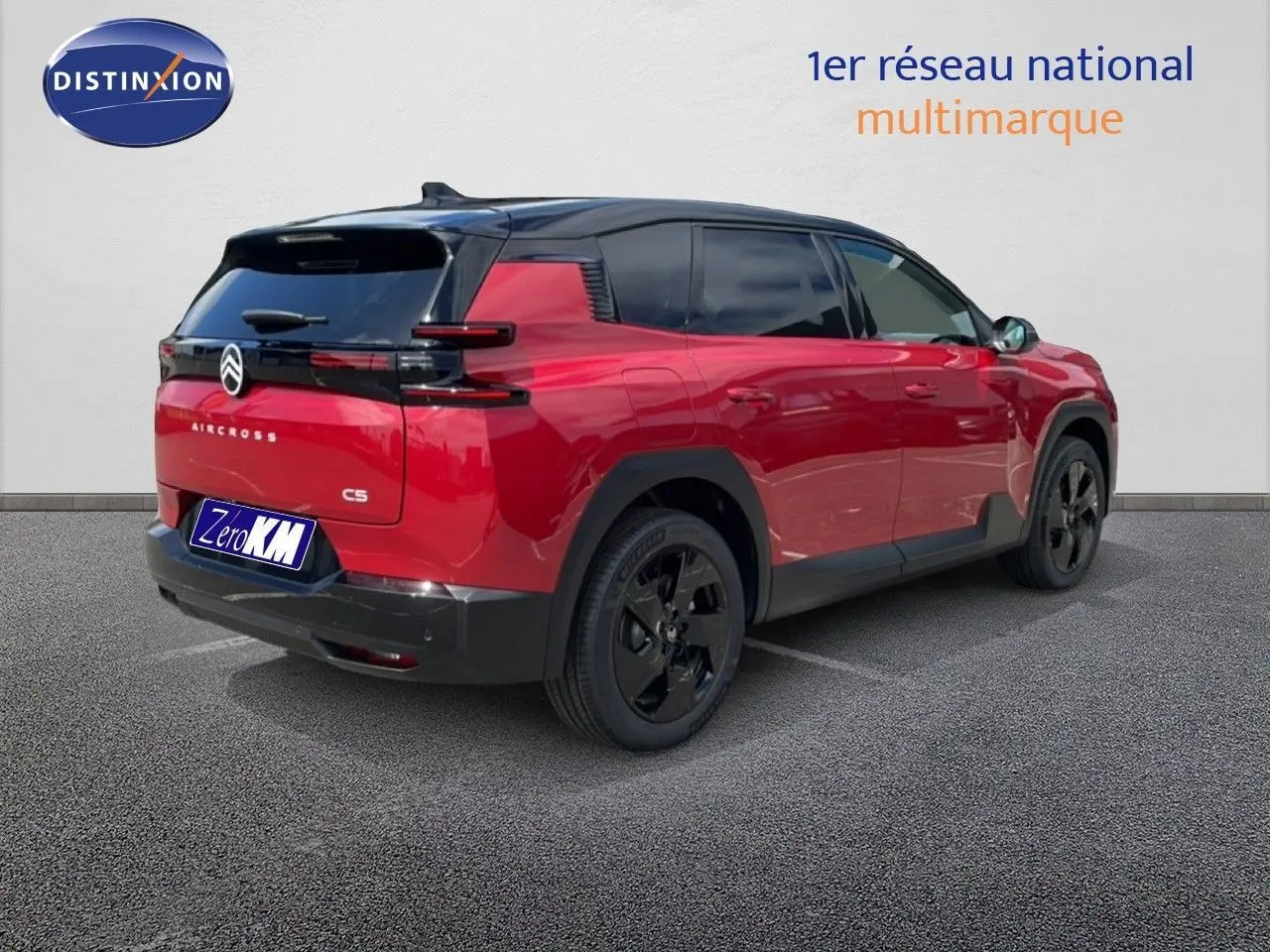 Vue 3/4 arrière droite du Citroën C5 Aircross Hybrid rouge rubis métallisé avec toit noir et jantes noires.