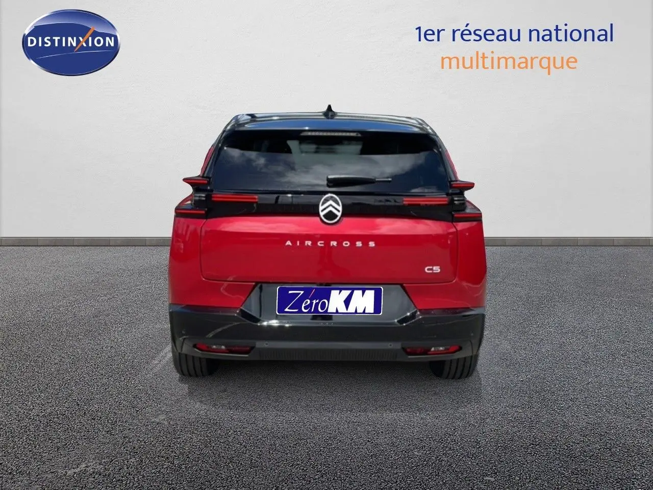 Vue arrière d'un Citroën C5 Aircross Hybrid rouge rubis métallisé, avec logo et feux distinctifs allongés.