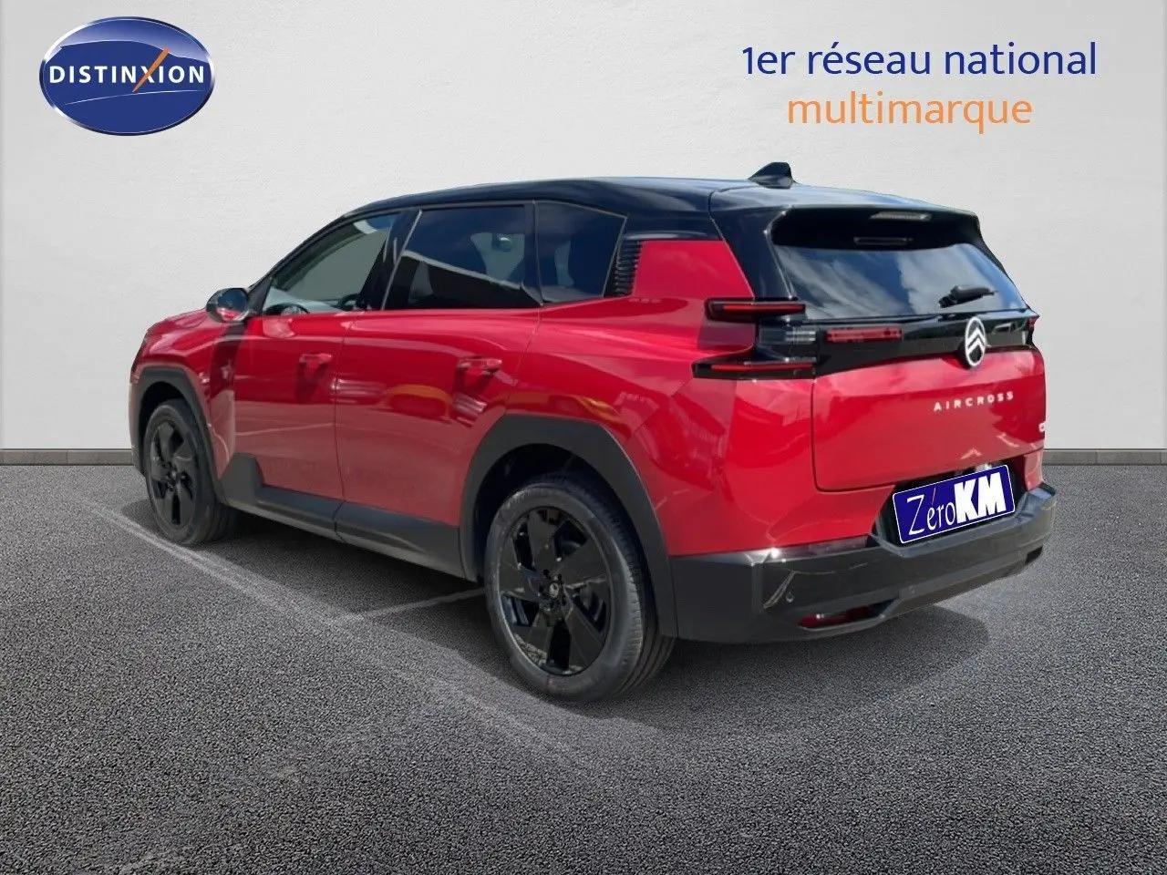 Vue 3/4 arrière droite du Citroën C5 Aircross Hybrid rouge rubis métallisé avec toit noir et jantes noires.