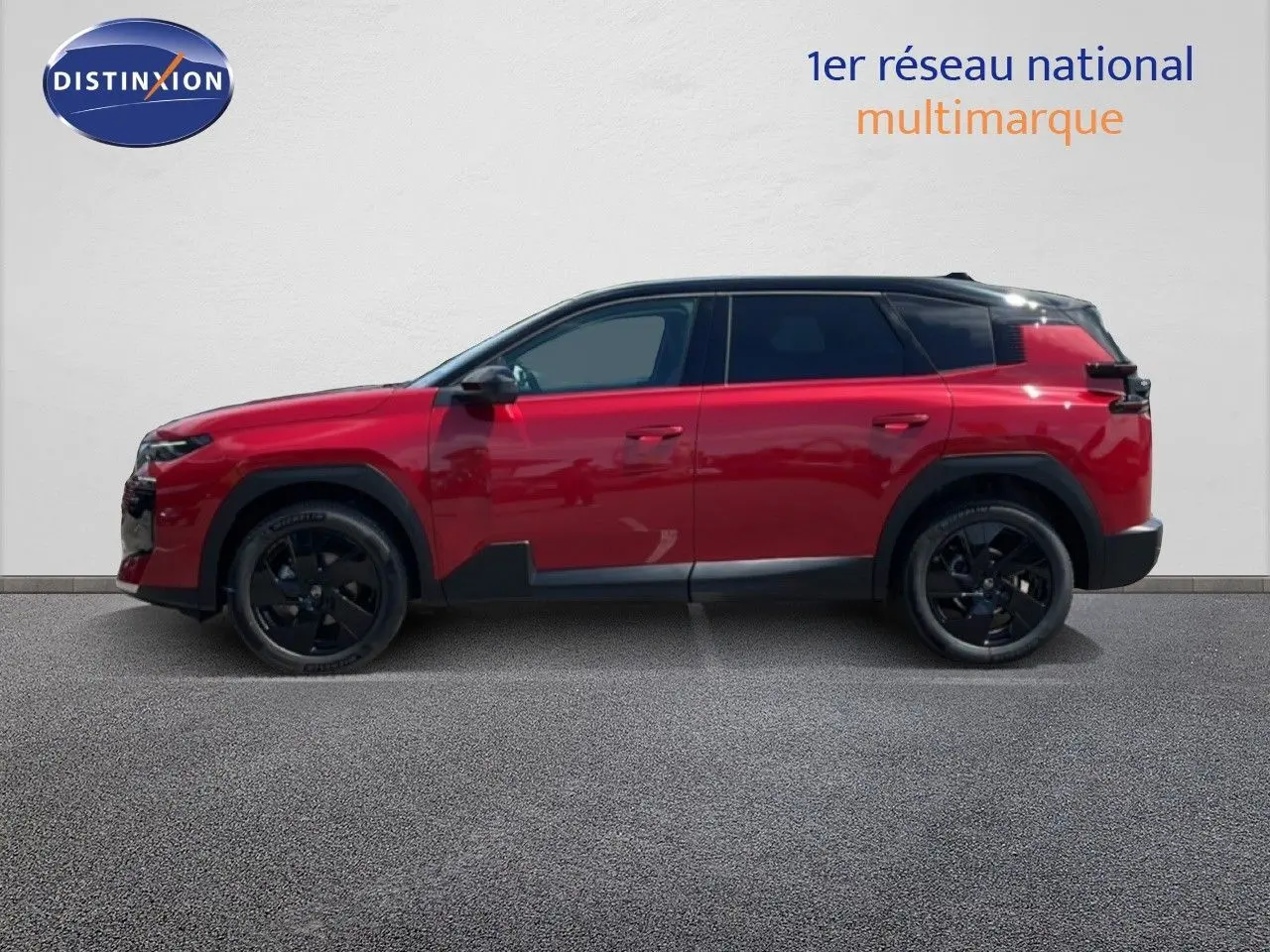 Profil côté gauche d'un Citroën C5 Aircross Hybrid rouge rubis métallisé avec jantes noires et toit noir.