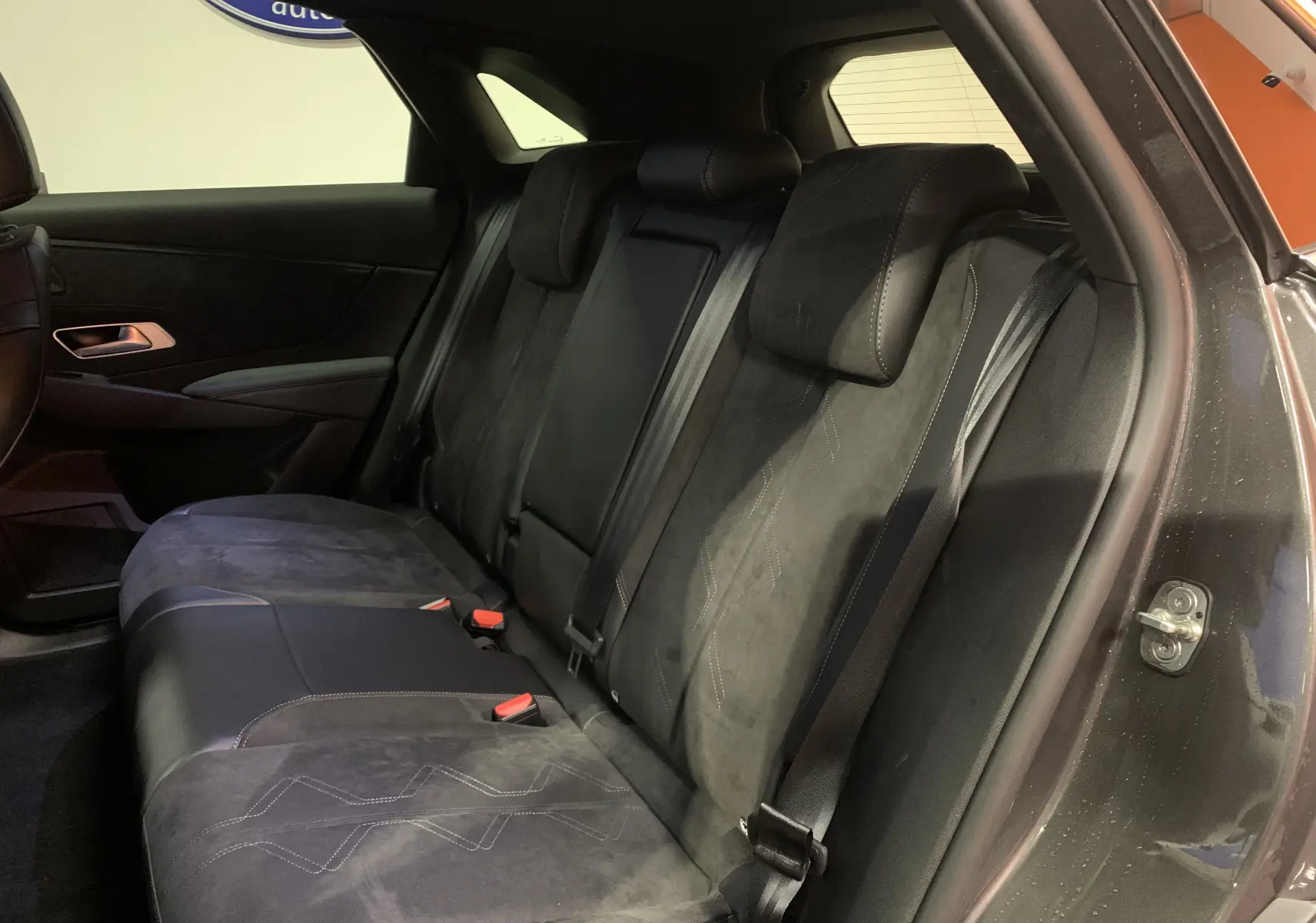 Vue intérieure côté droit des sièges arrière en cuir et alcantara noirs du DS7 Crossback Gris Platinium 2022.