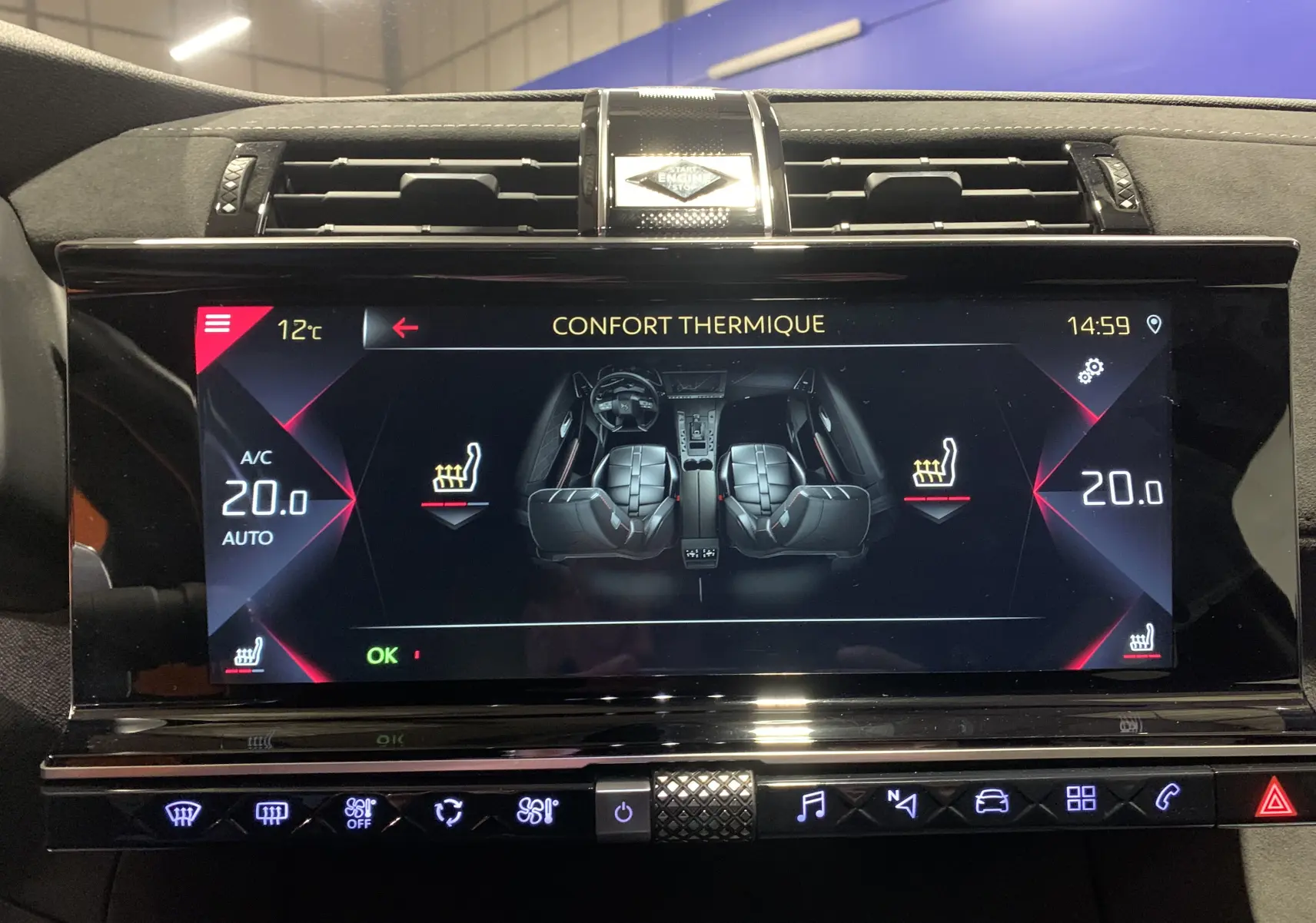 Écran tactile du tableau de bord du DS7 Crossback 2022 affichant le réglage du confort thermique des sièges chauffants.