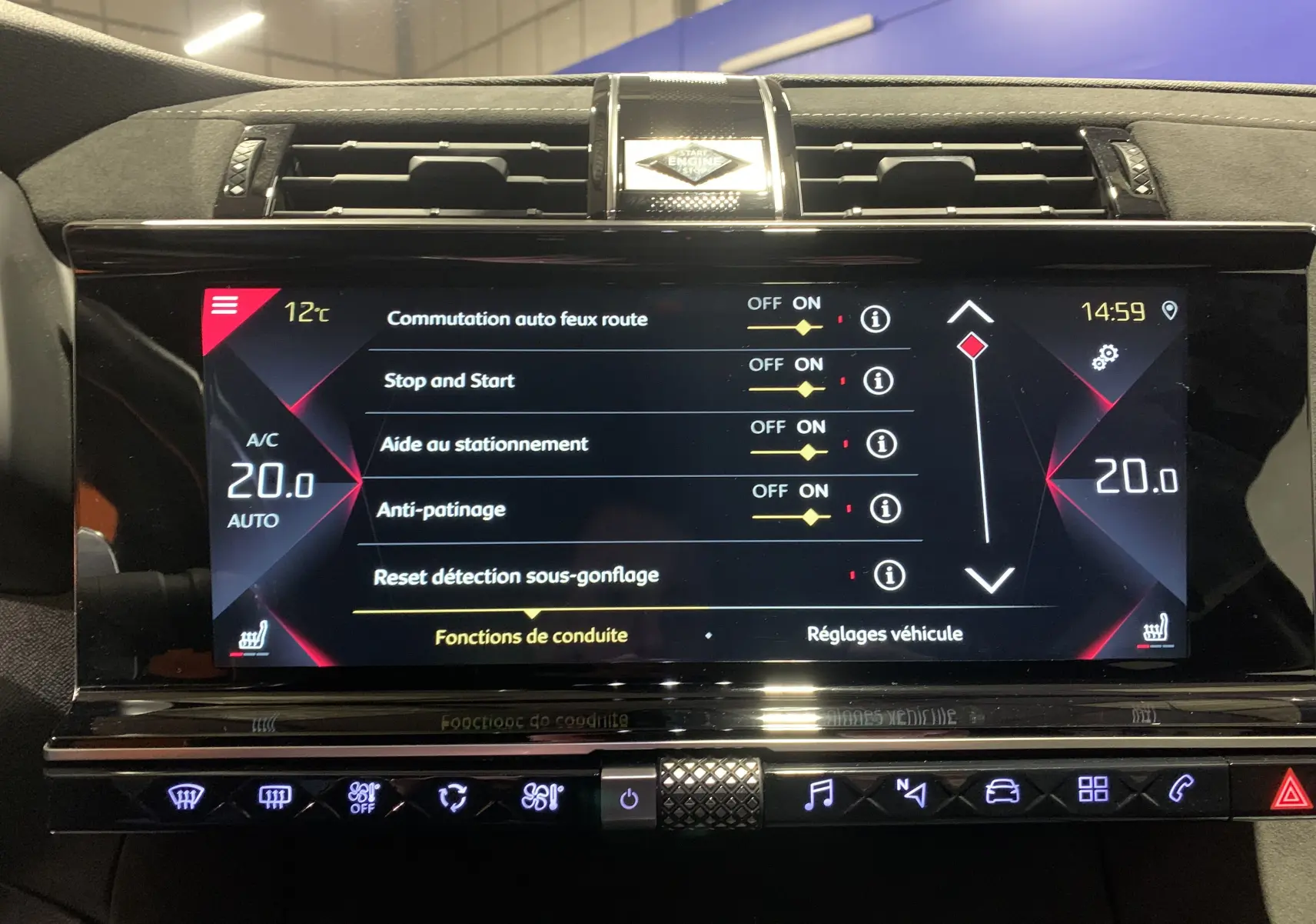 Écran tactile central du DS7 Crossback 2022 affichant les réglages de conduite et la climatisation à 20°C