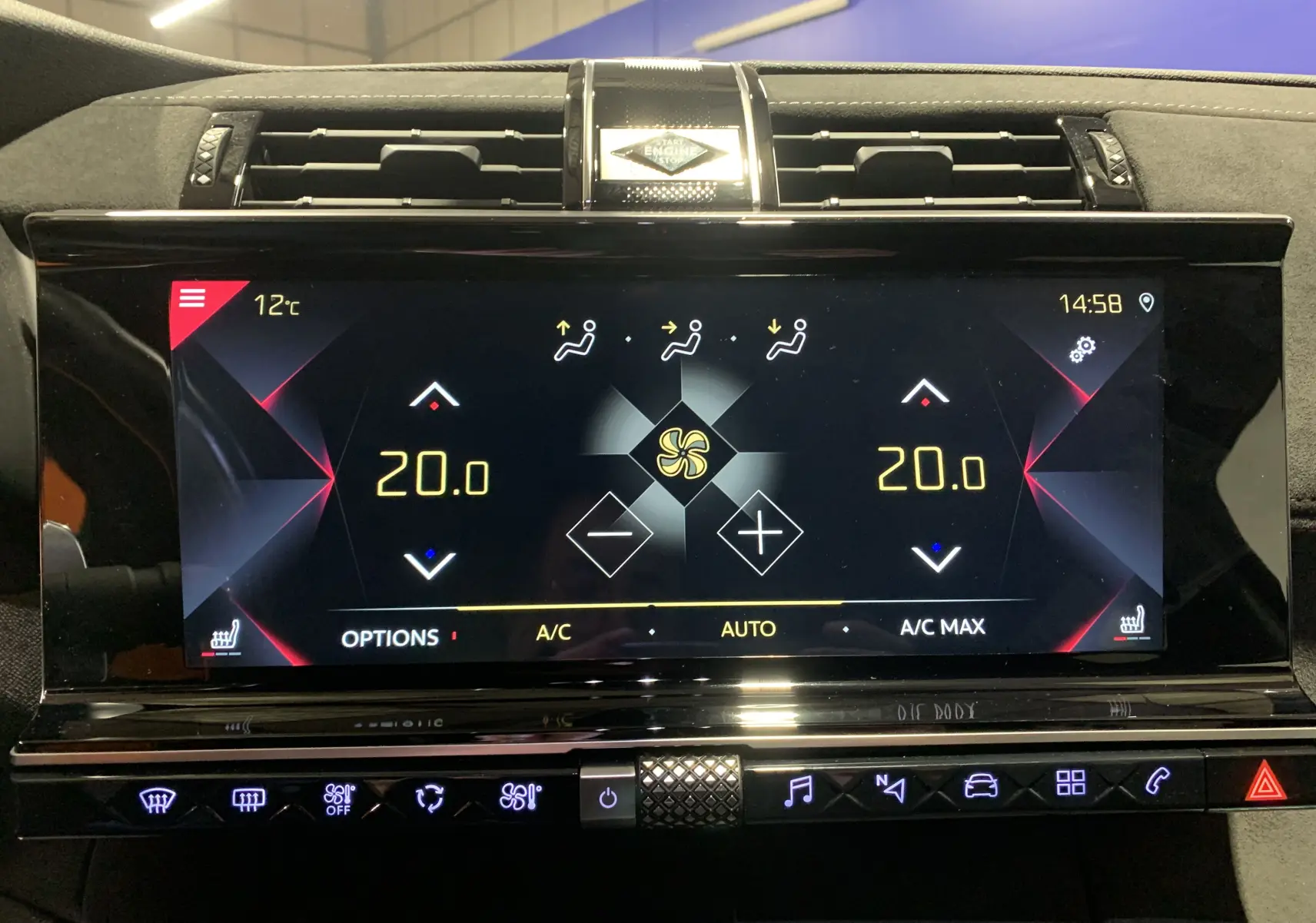 Écran tactile central du tableau de bord du DS7 Crossback 2022, affichant la climatisation à 20°C en mode automatique.