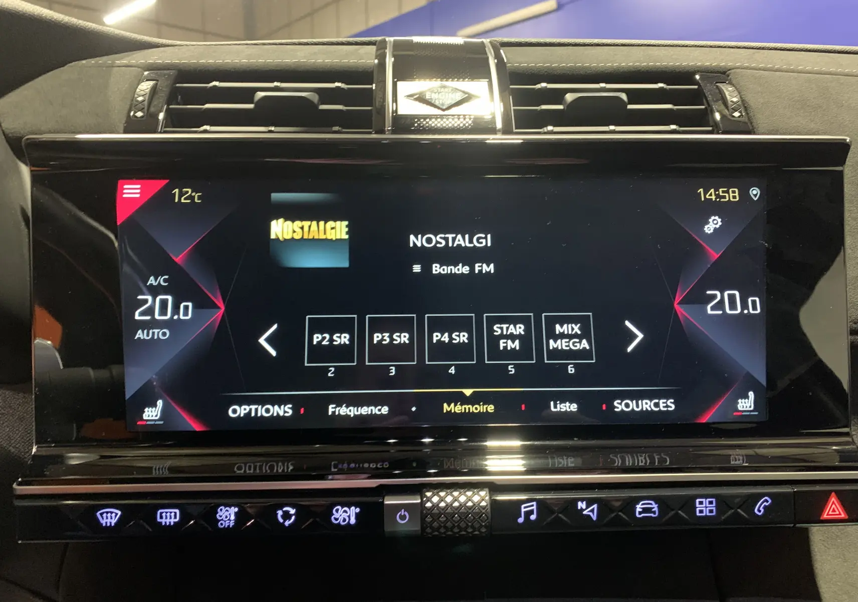 Écran tactile central du DS7 Crossback 2022 affichant la radio Nostalgie et la climatisation à 20°C.