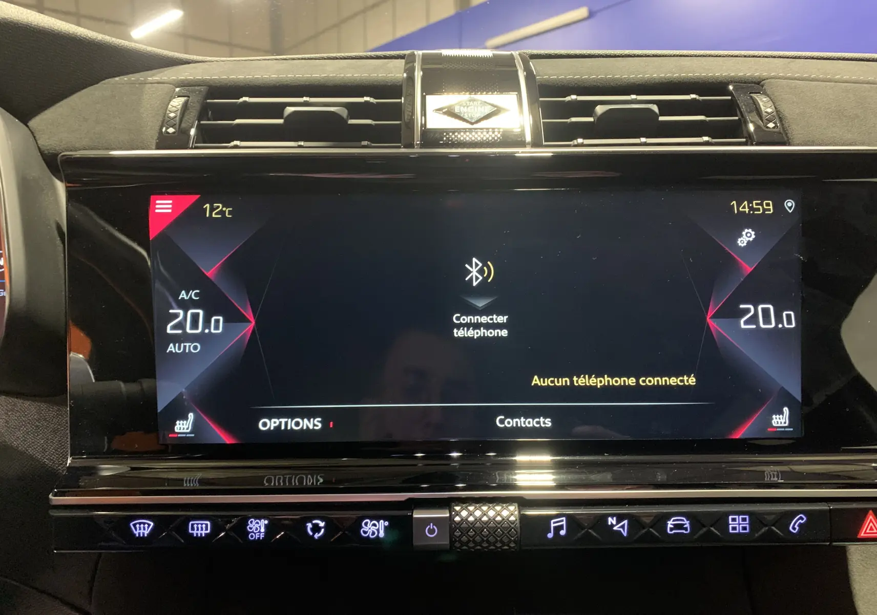 Écran tactile central du DS7 Crossback 2022 affichant la climatisation à 20°C et les commandes multimédia.