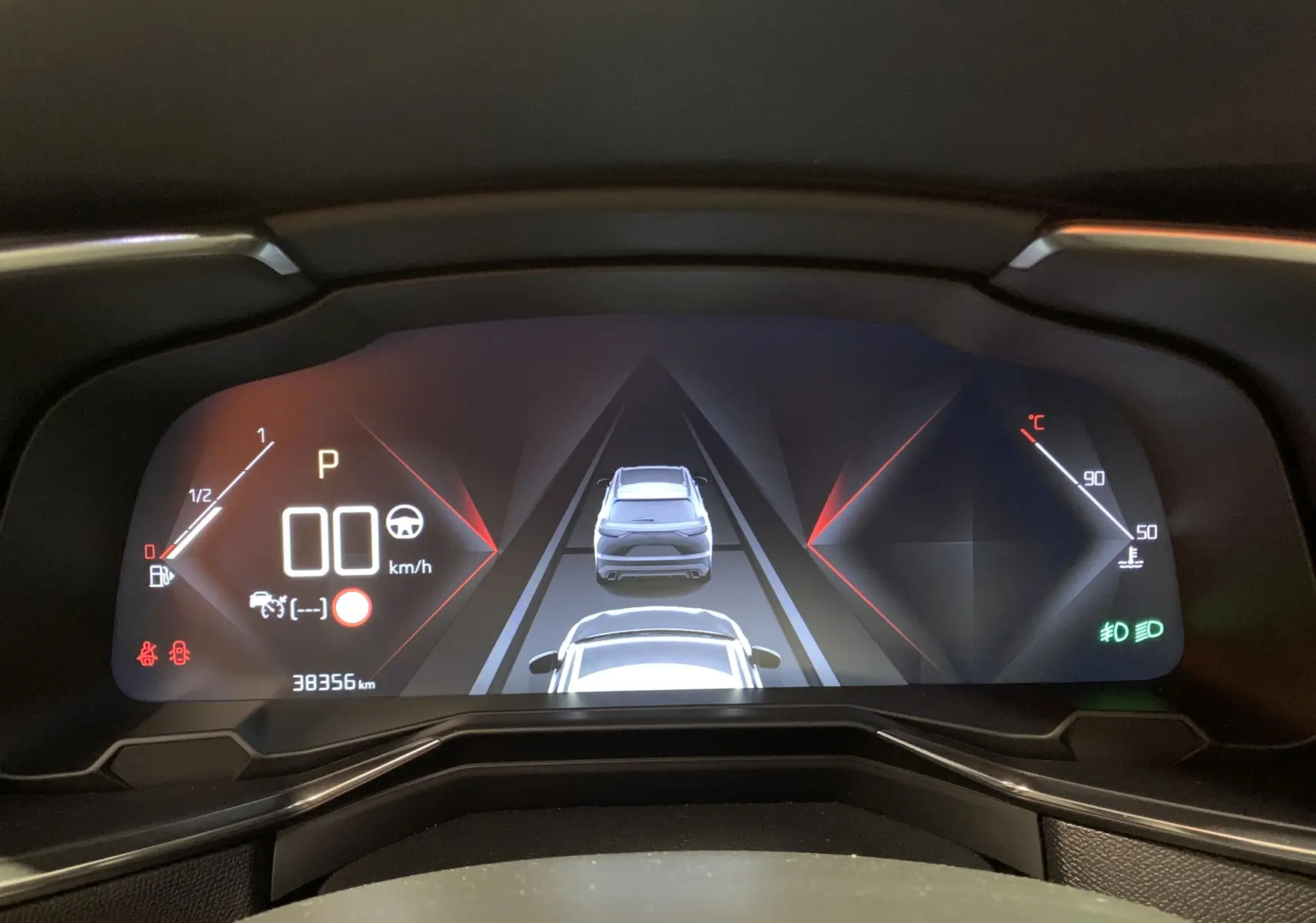 Tableau de bord numérique du DS7 Crossback 2022 affichant la vitesse, la température et l'assistance à la conduite.