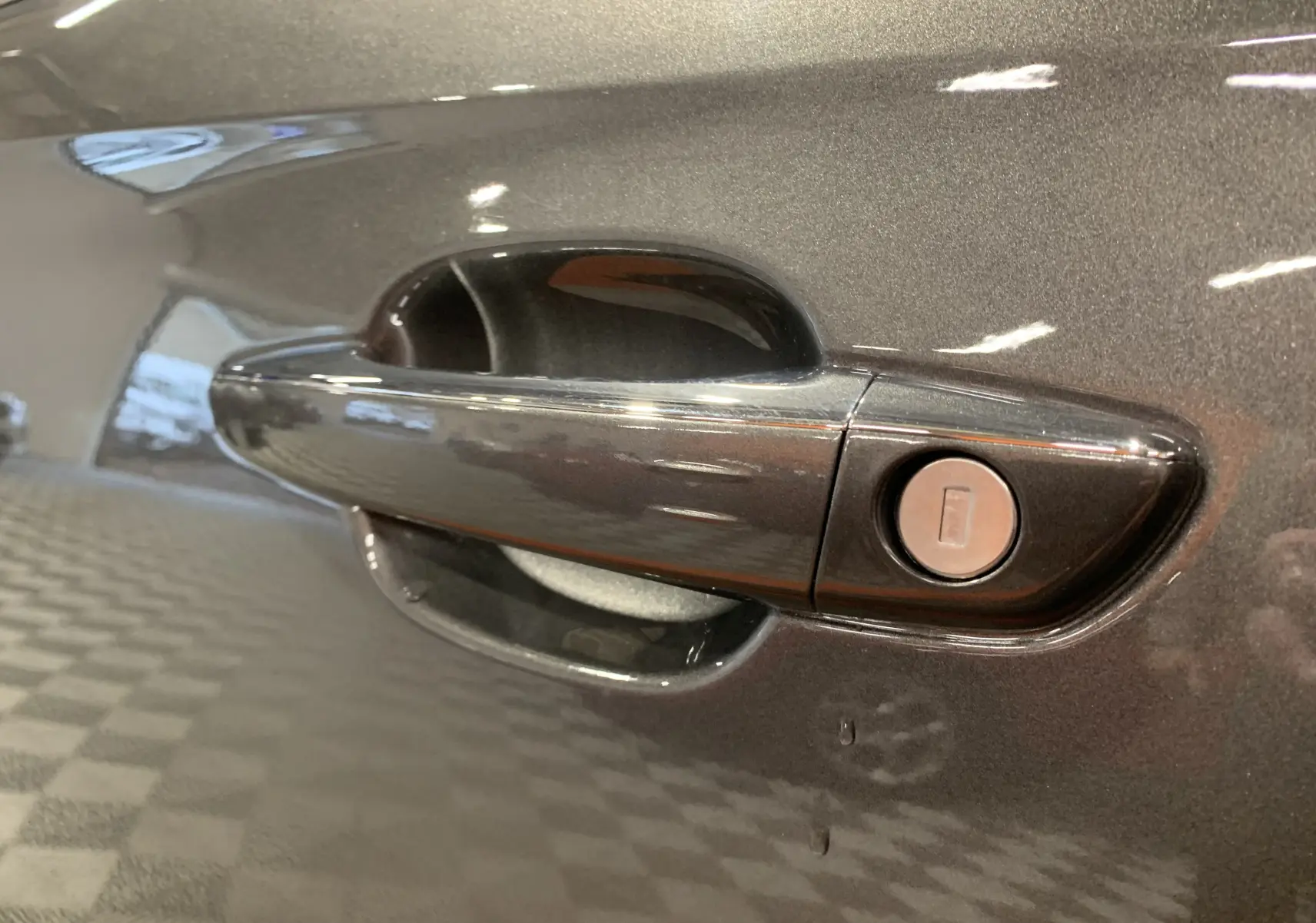 Poignée de porte côté gauche gris Platinium du DS7 Crossback 2022 avec serrure intégrée en gros plan.