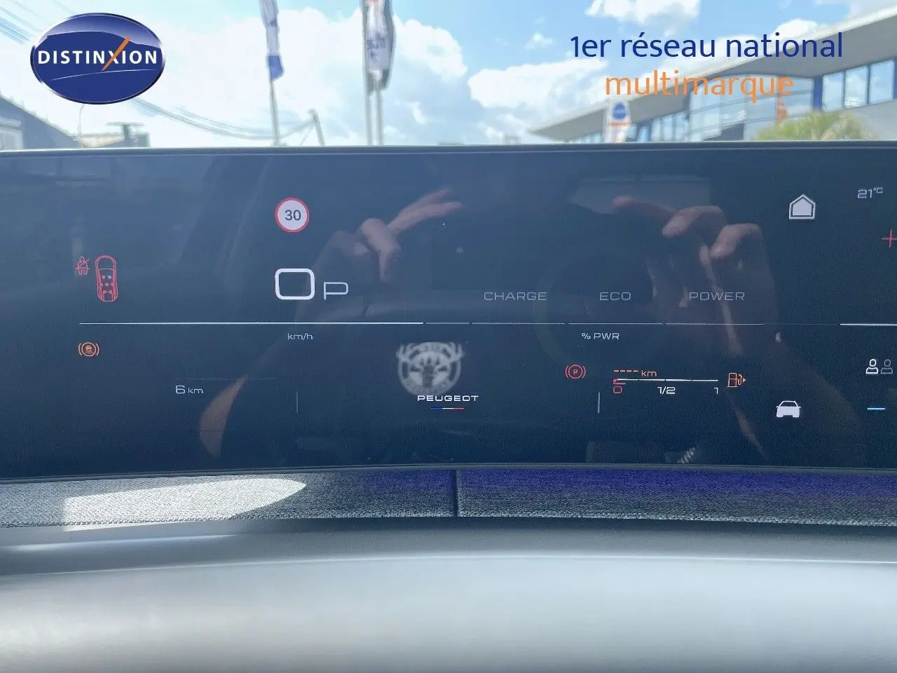 Tableau de bord numérique du Peugeot 5008 Hybrid 2025 affichant la vitesse et indicateurs, dans un habitacle moderne.