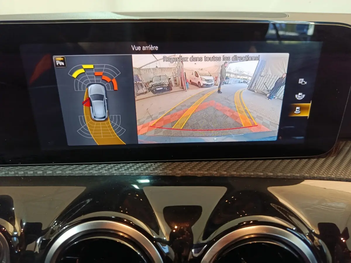 Écran central de la Mercedes Classe A 250 e Business Line 2021 affichant la caméra de recul avec aides au stationnement.